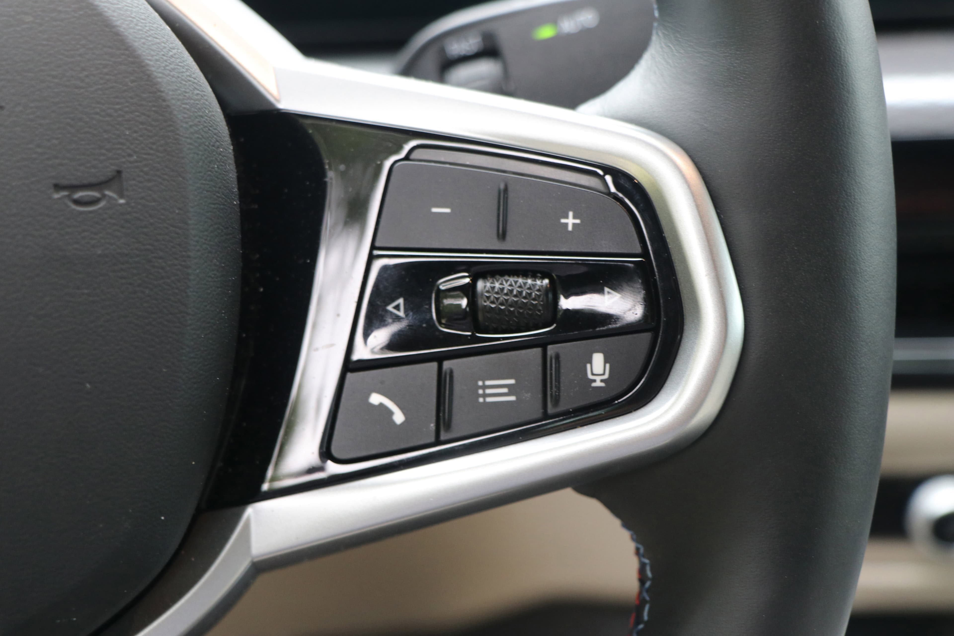 Vehicle photo 17