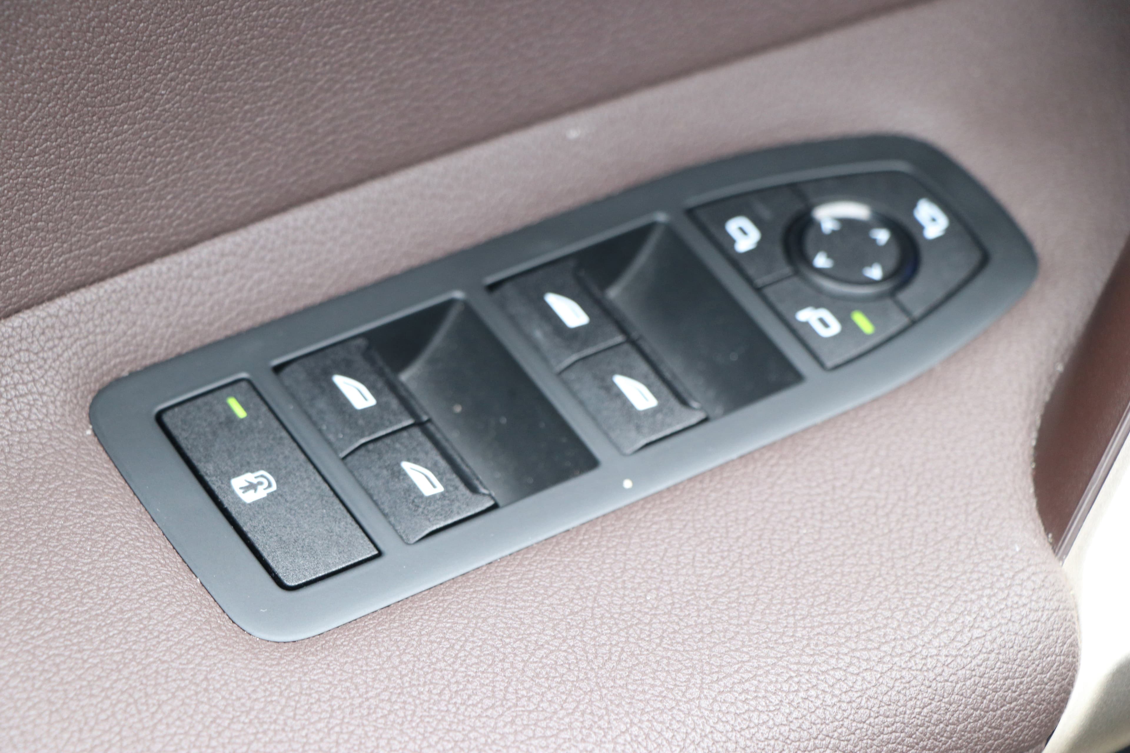 Vehicle photo 25