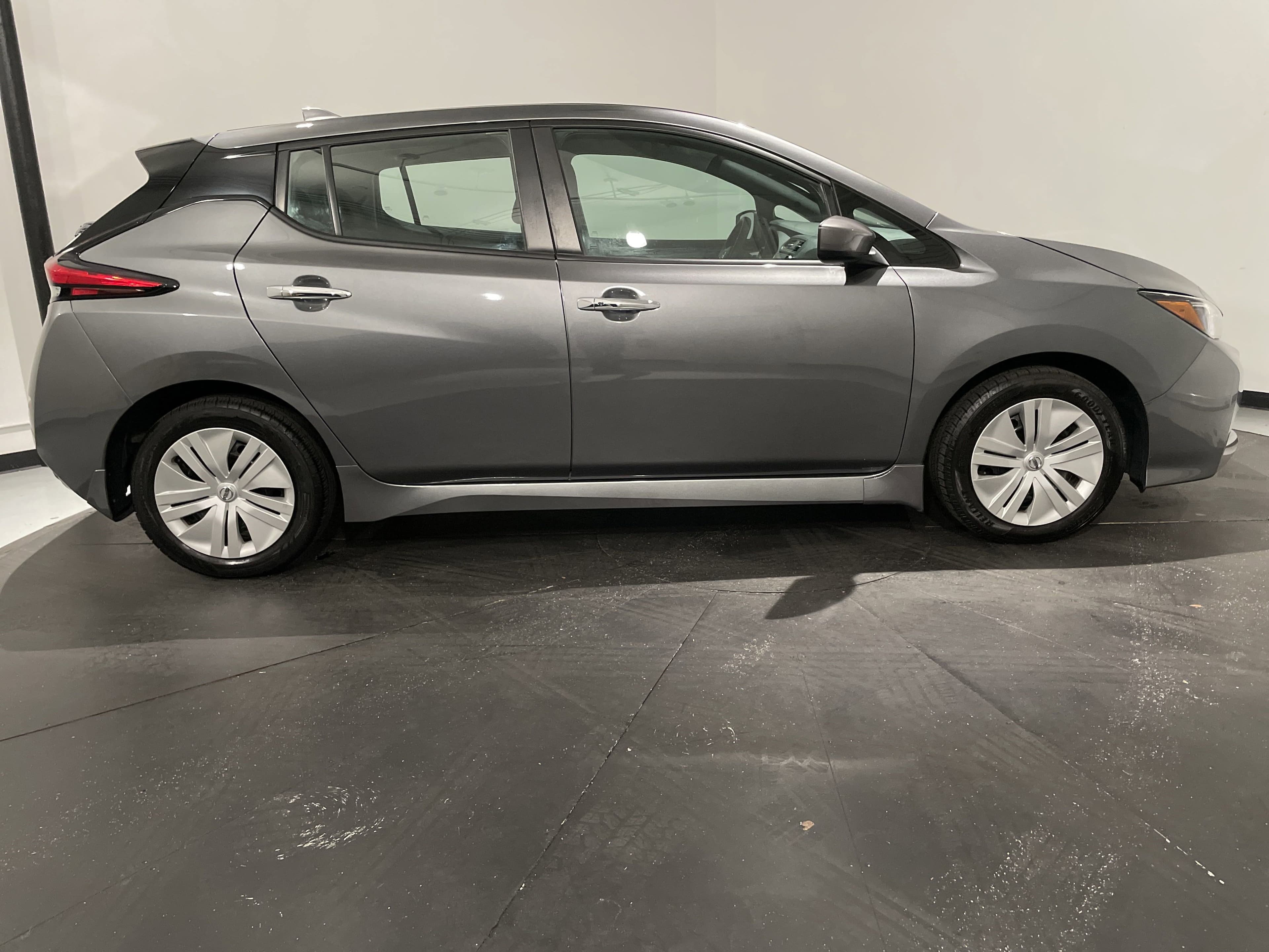 Vehicle photo 9
