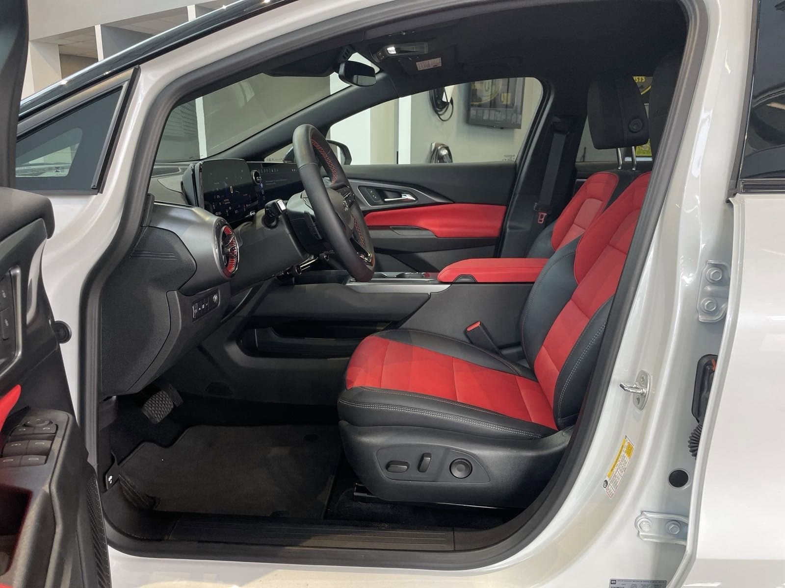 Vehicle photo 14