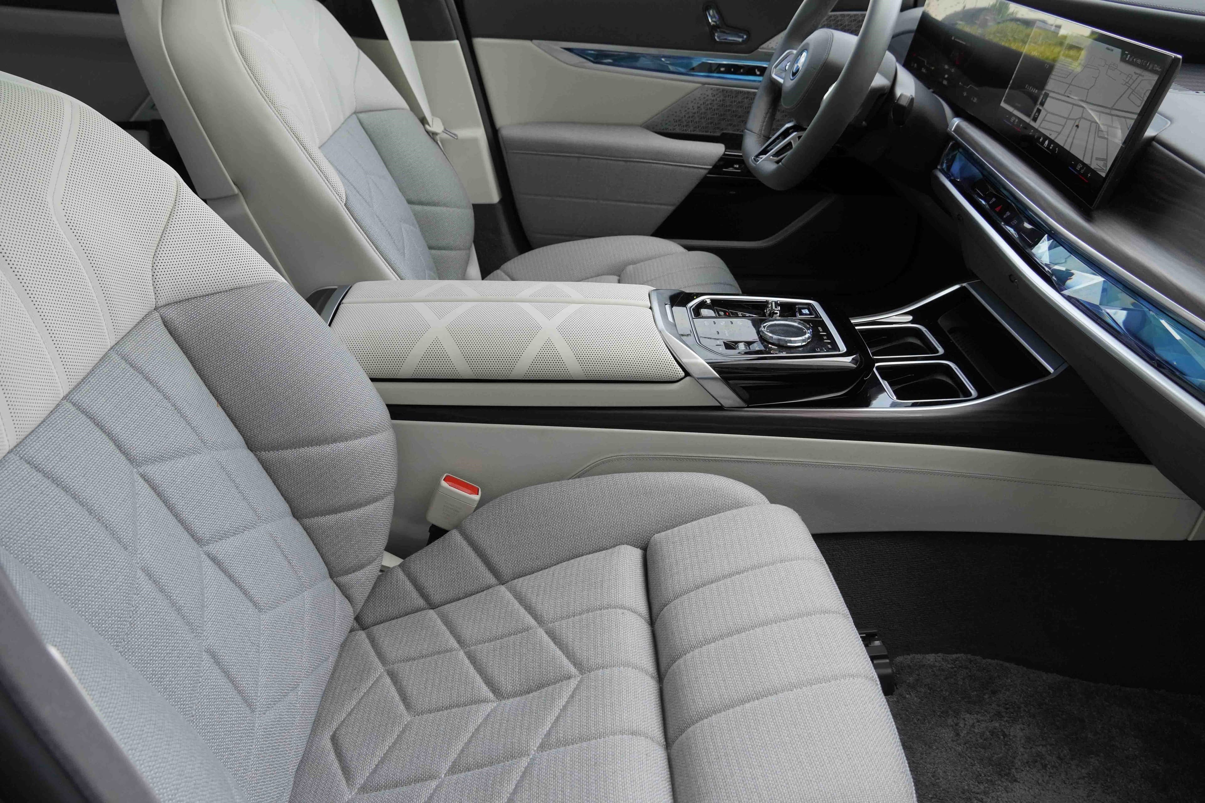 Vehicle photo 24