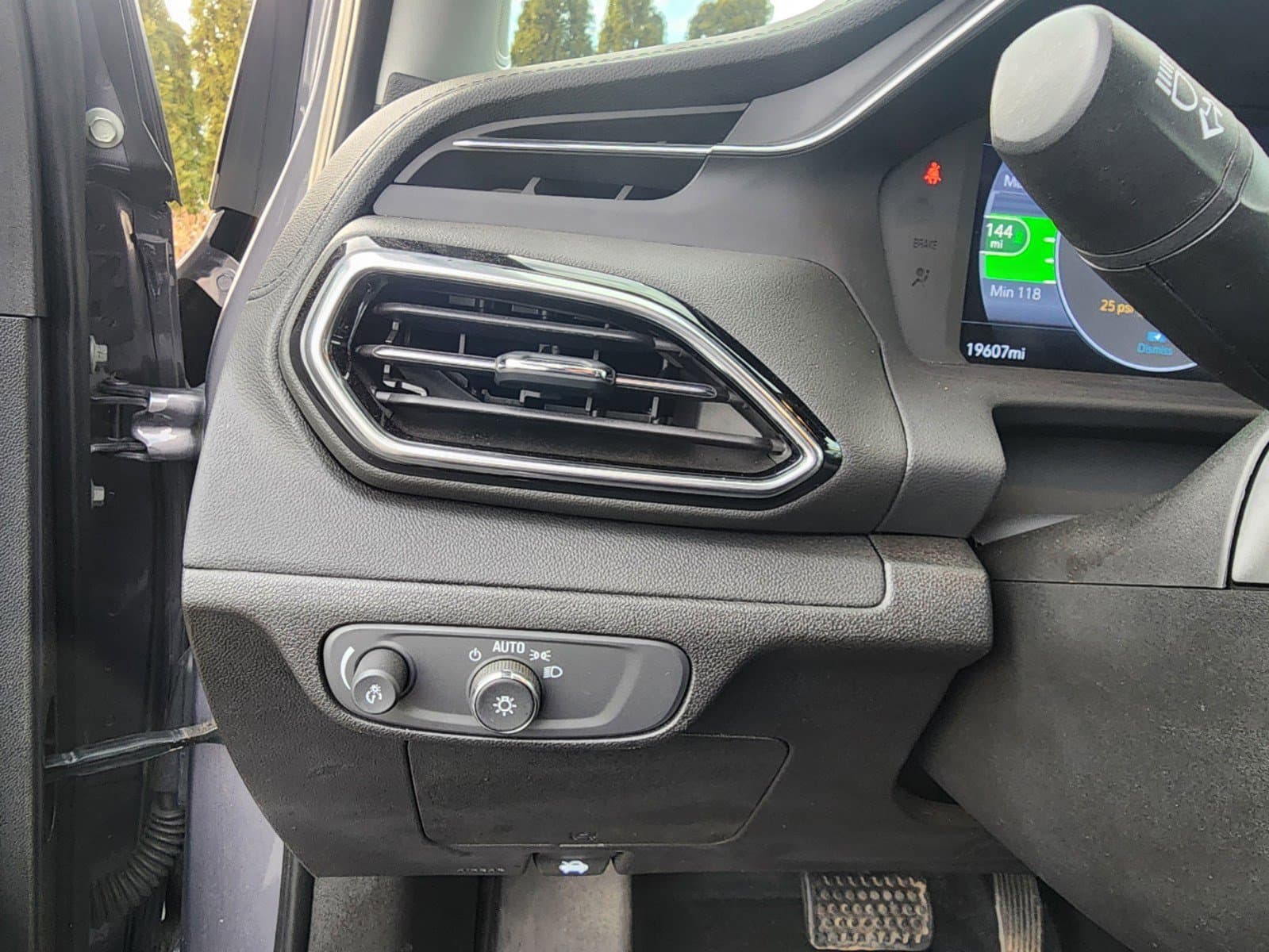 Vehicle photo 24