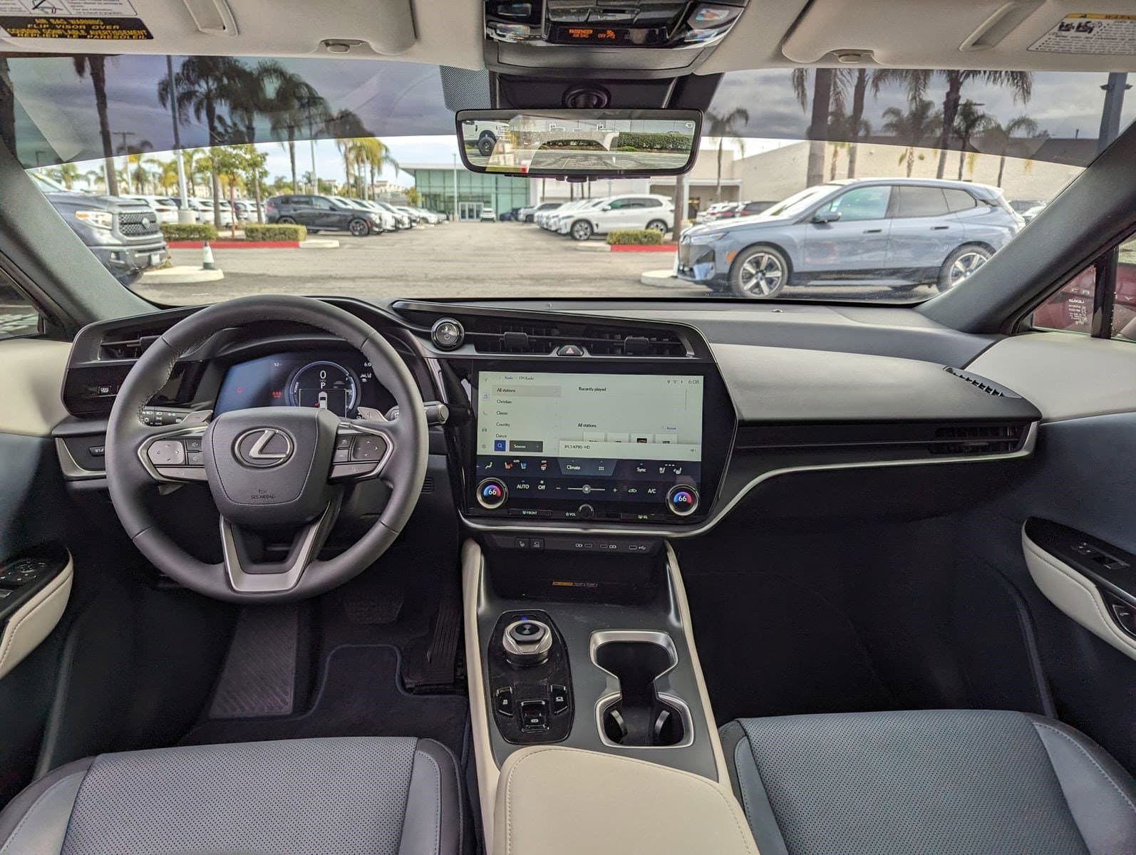 Vehicle photo 26