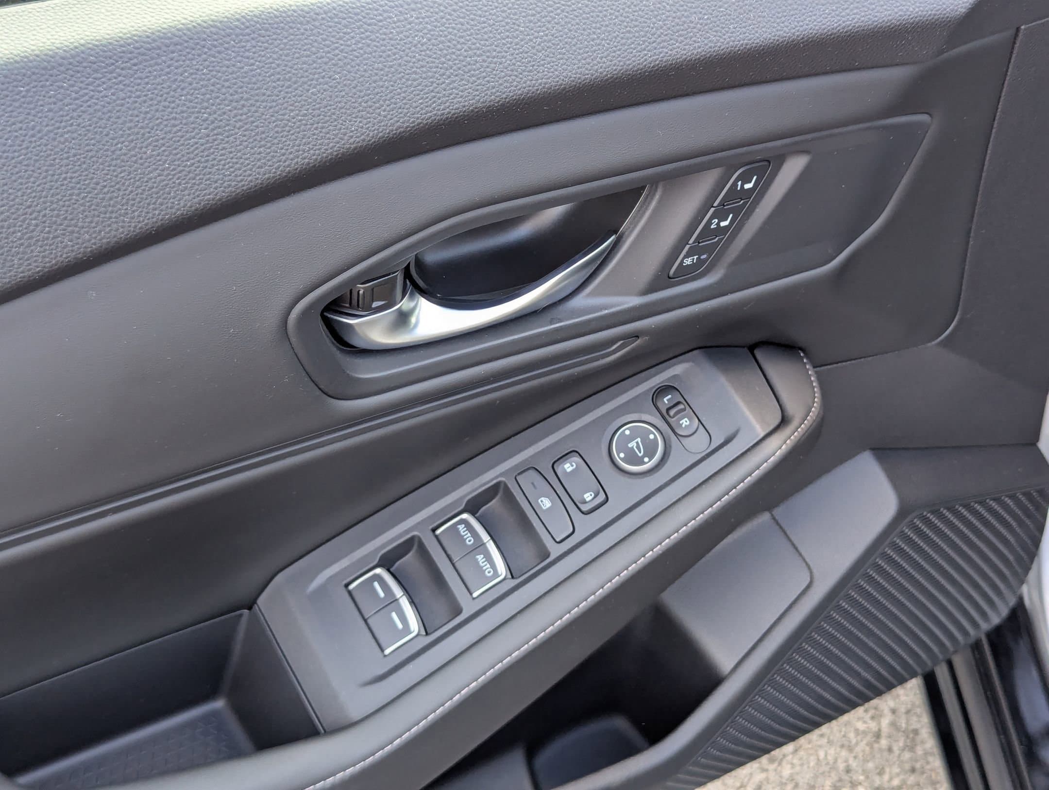 Vehicle photo 14