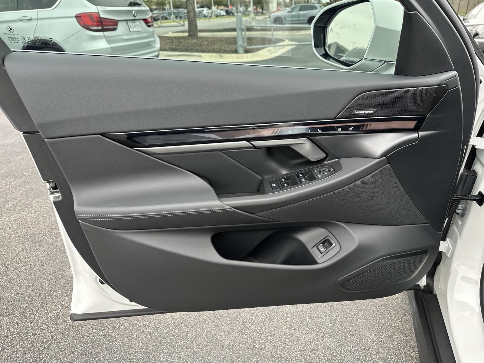 Vehicle photo 11