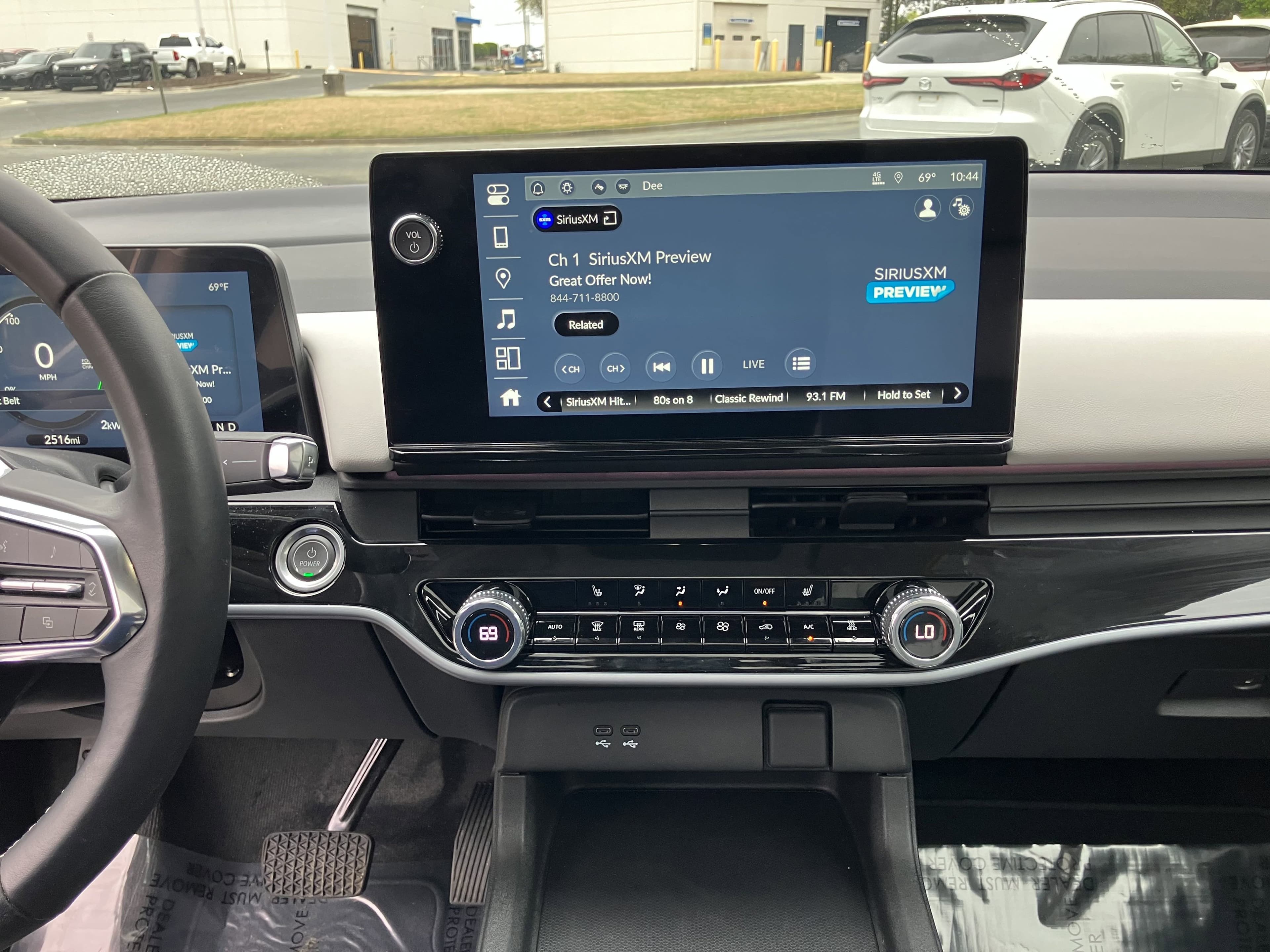 Vehicle photo 23