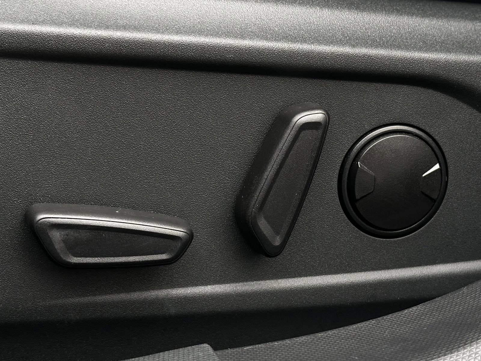 Vehicle photo 13