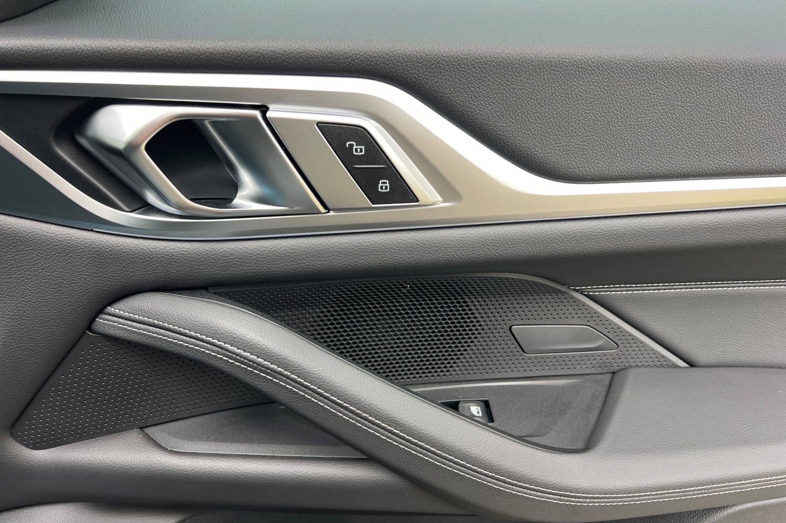 Vehicle photo 19