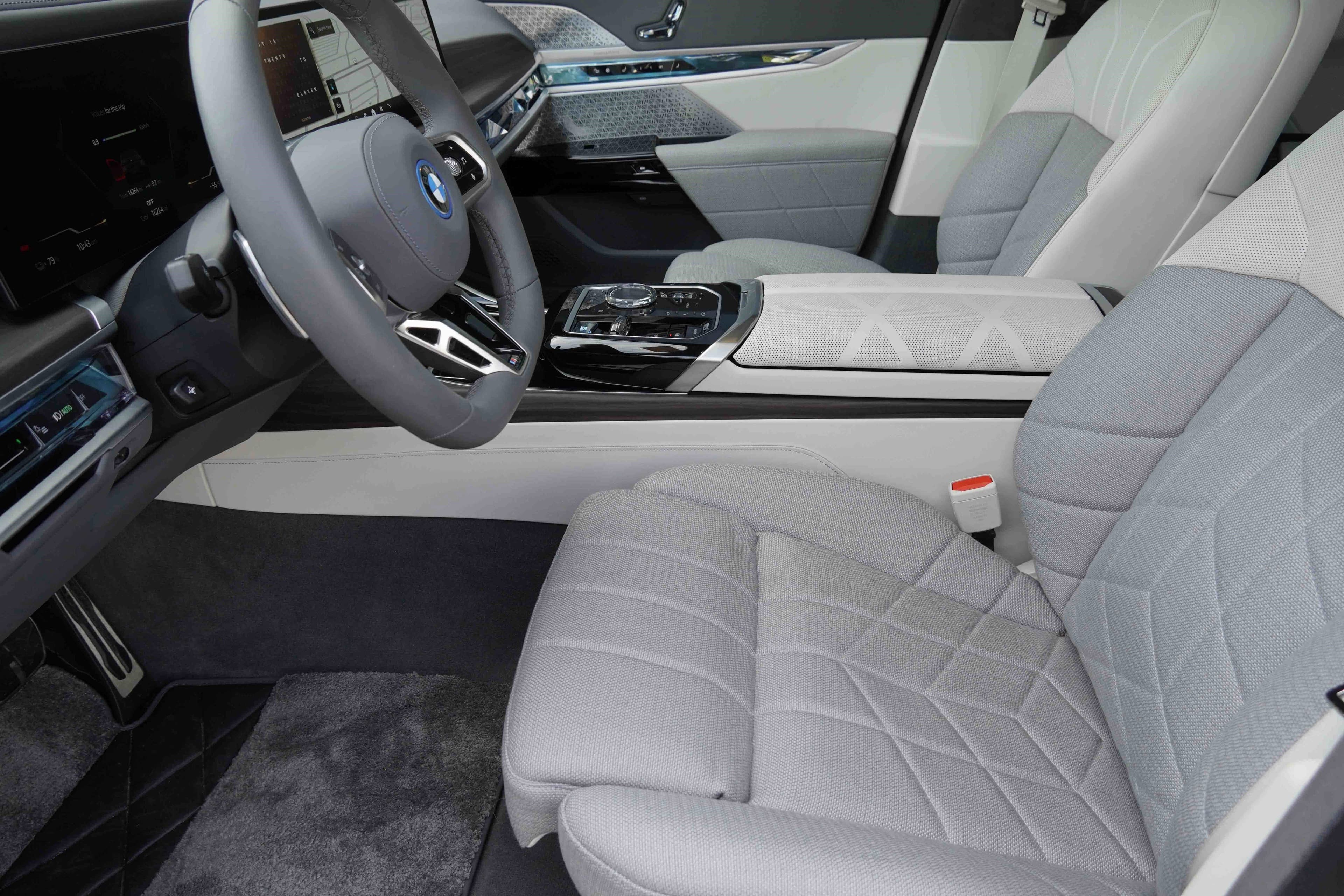 Vehicle photo 19