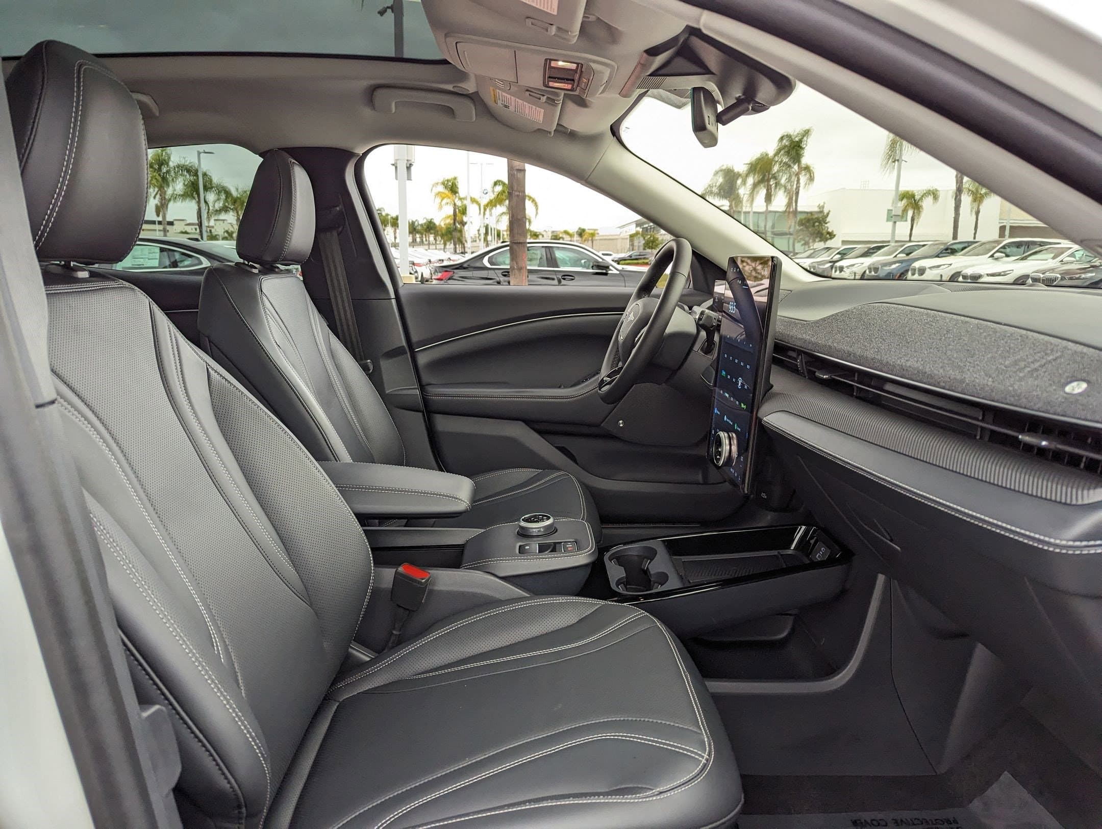 Vehicle photo 32