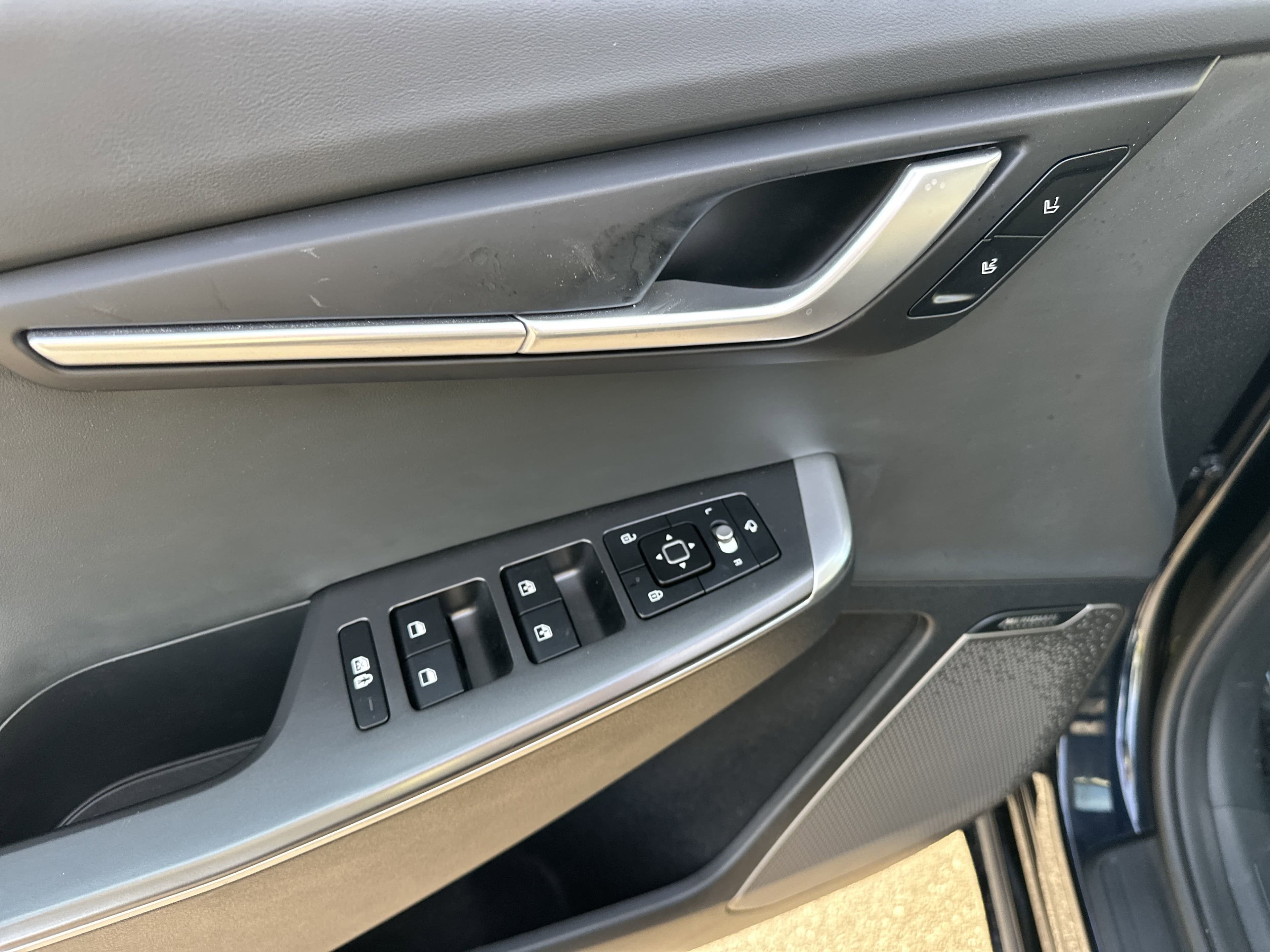 Vehicle photo 14