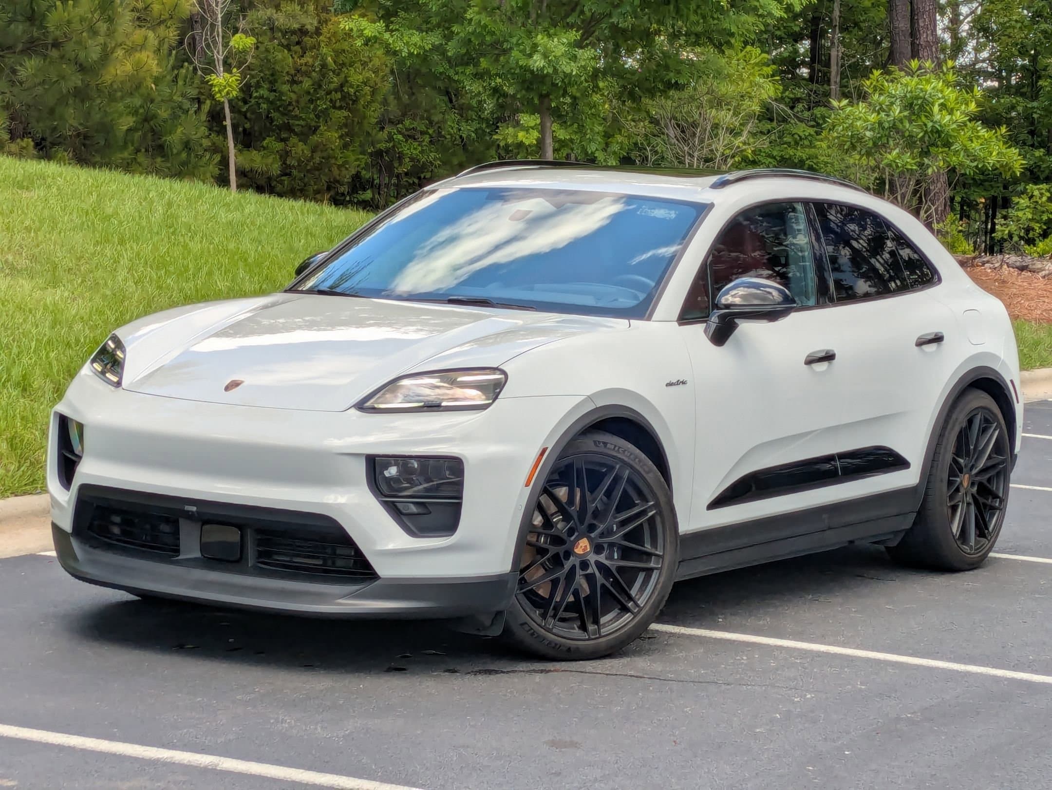2025 Porsche Macan / White