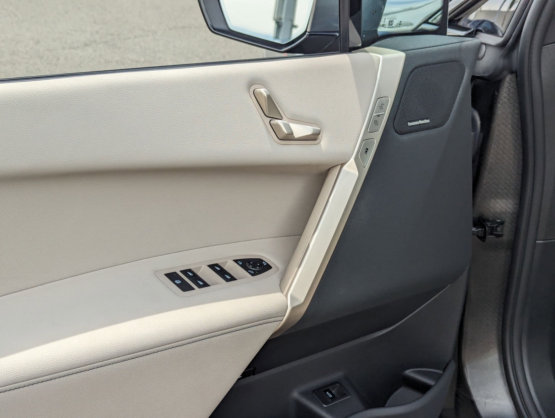 Vehicle photo 13