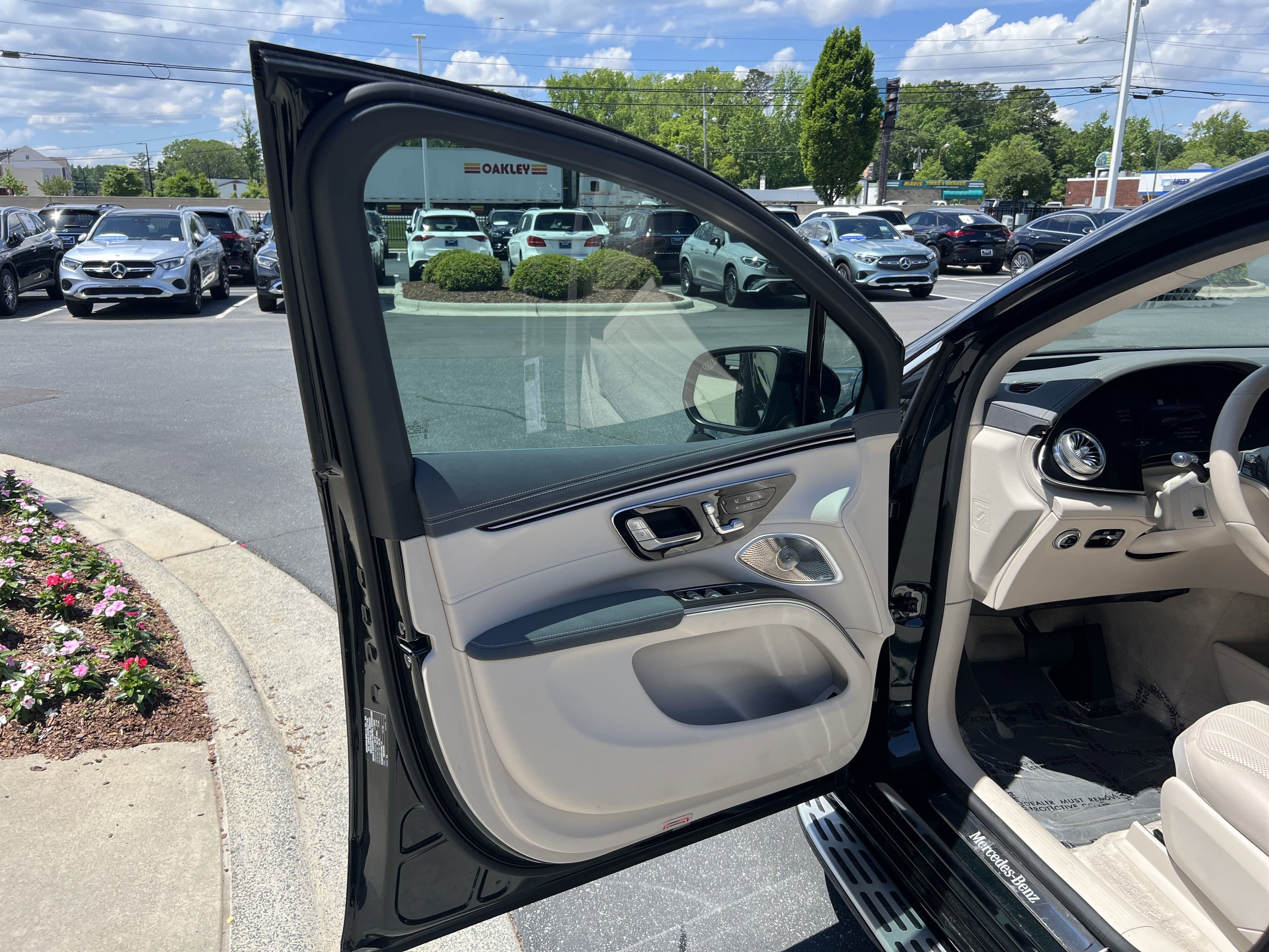 Vehicle photo 12