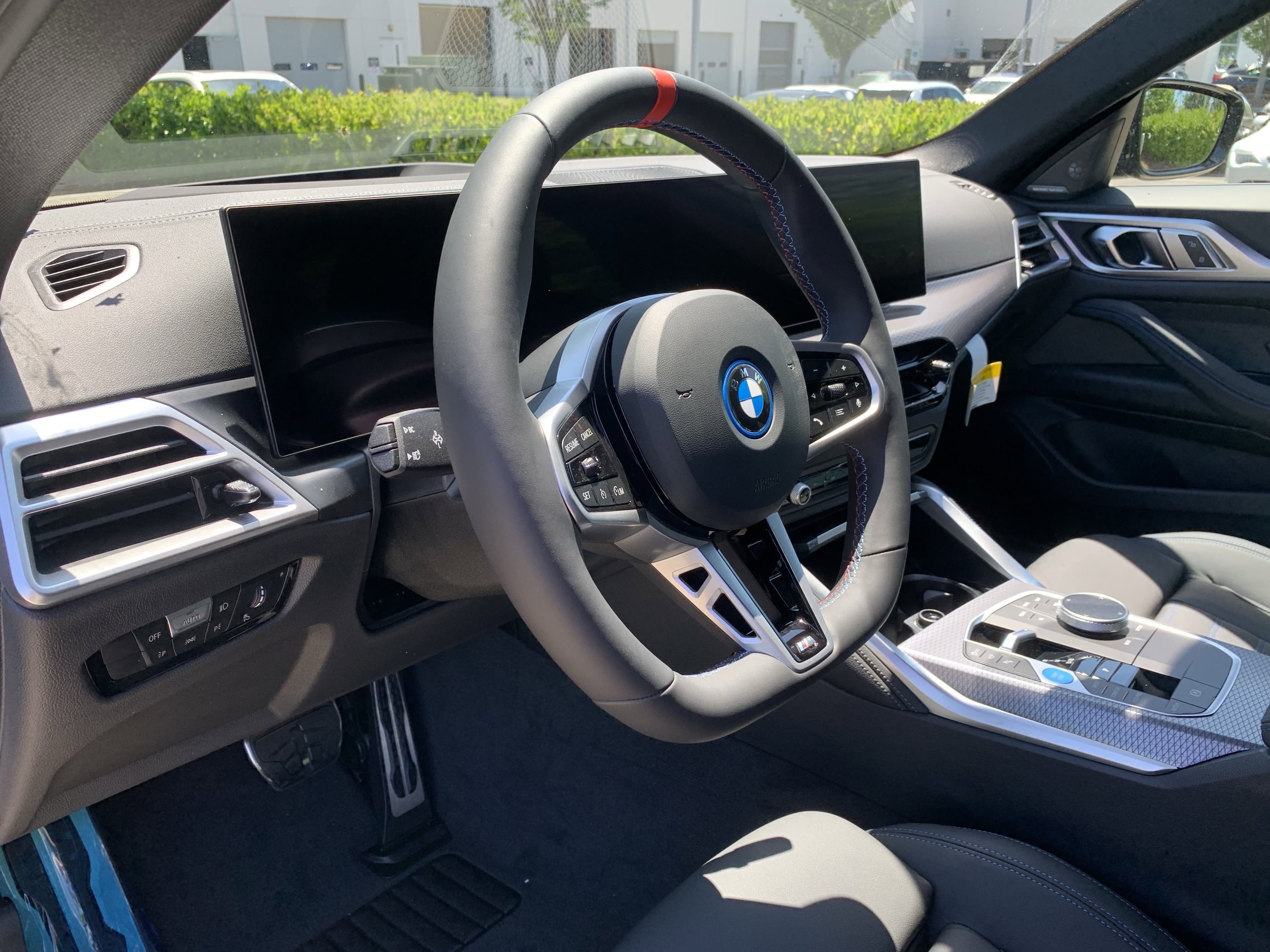 Vehicle photo 13