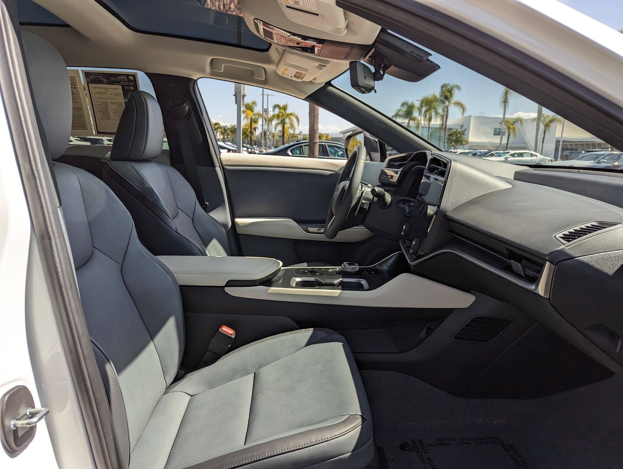 Vehicle photo 30