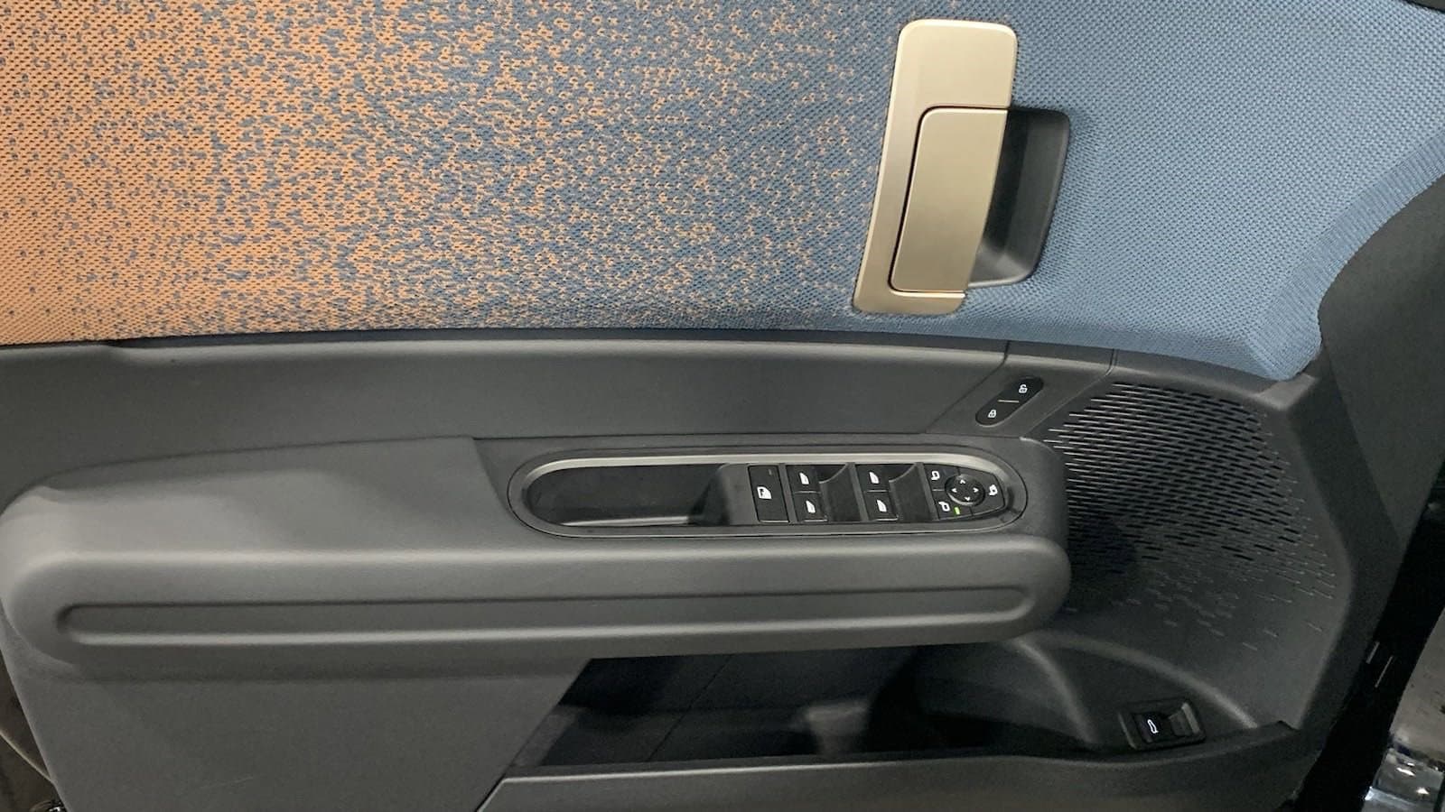 Vehicle photo 13