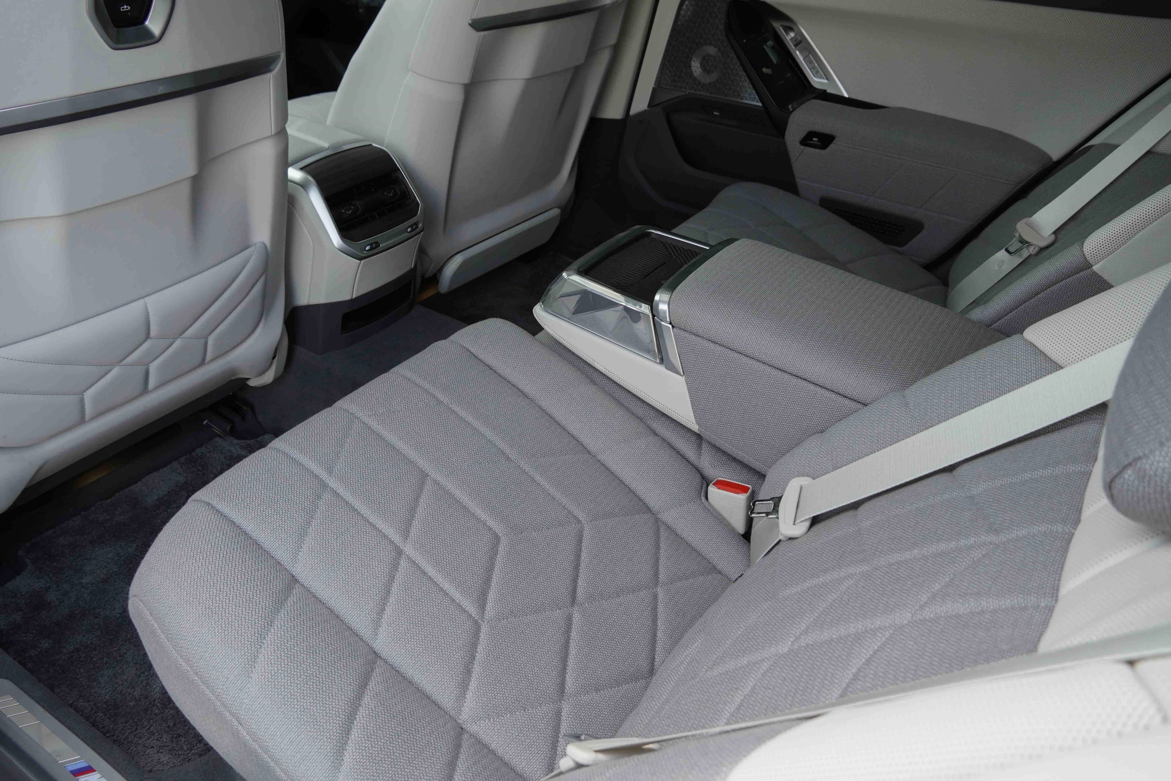 Vehicle photo 32