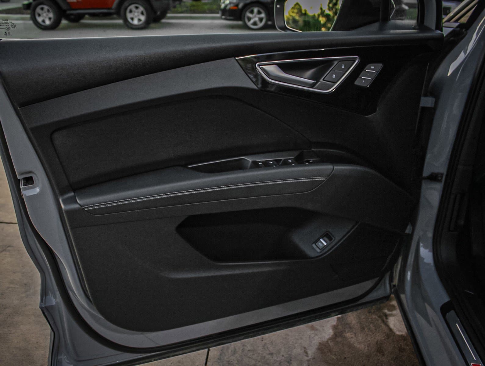 Vehicle photo 12