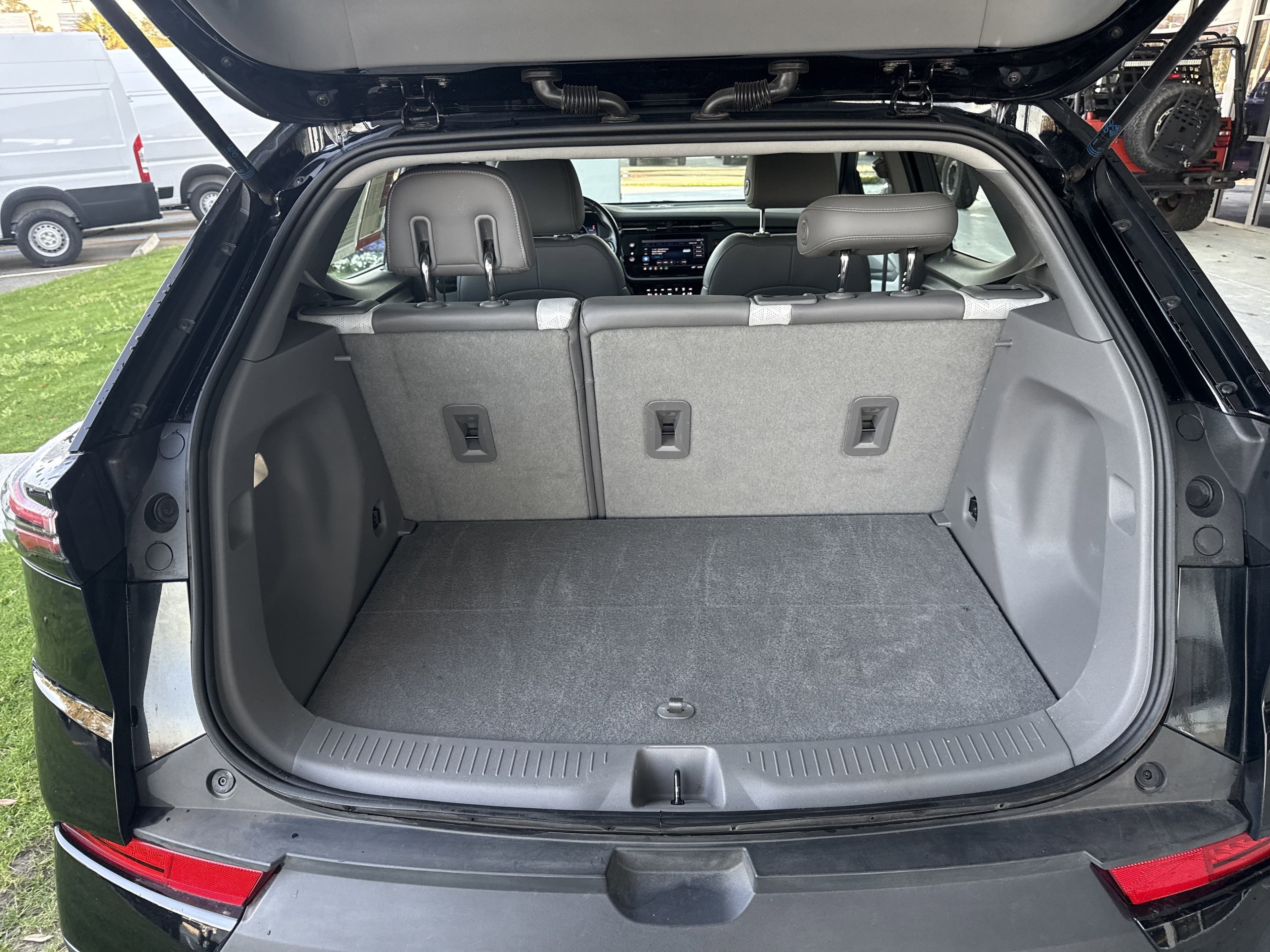 Vehicle photo 30