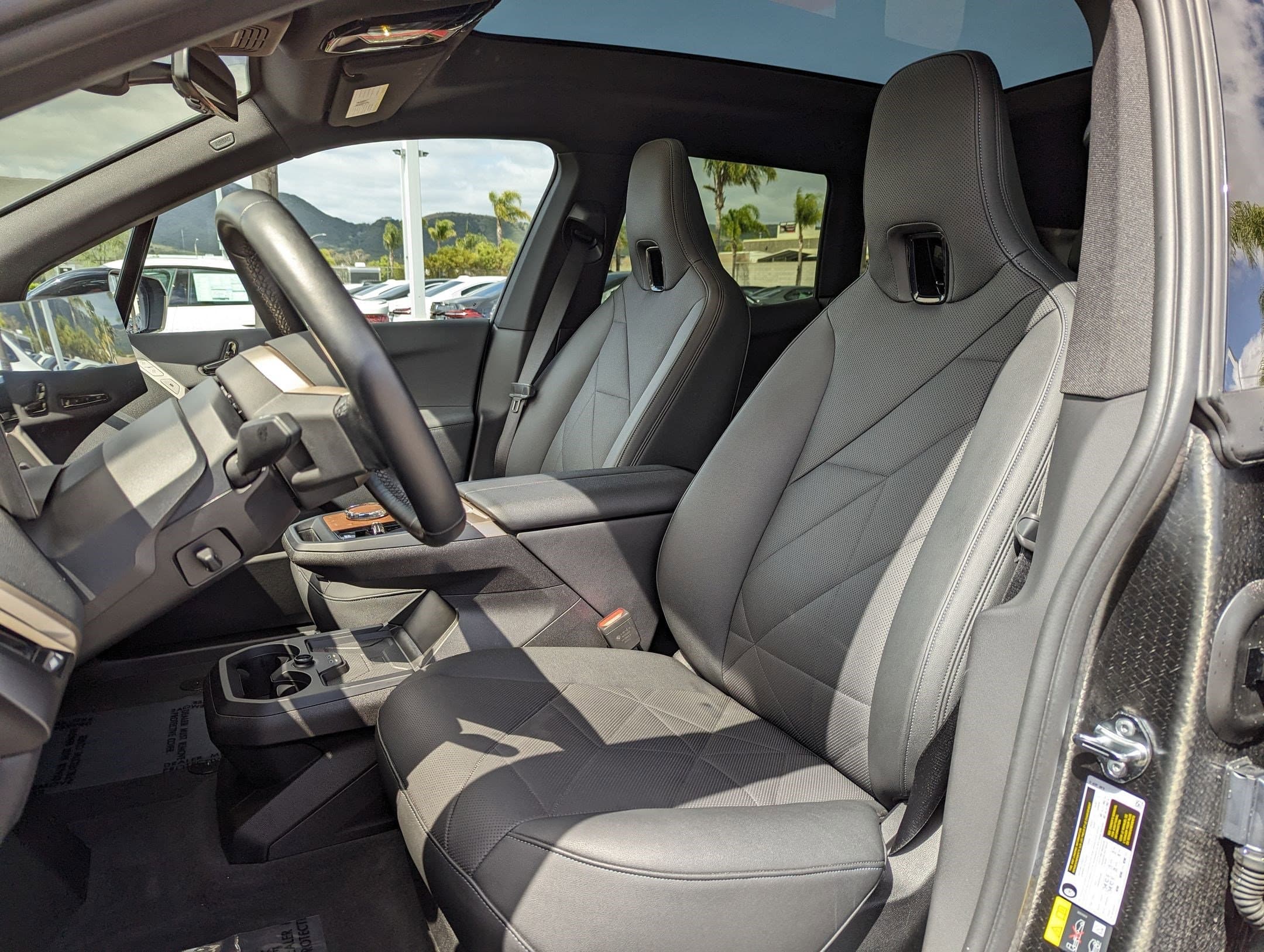 Vehicle photo 14