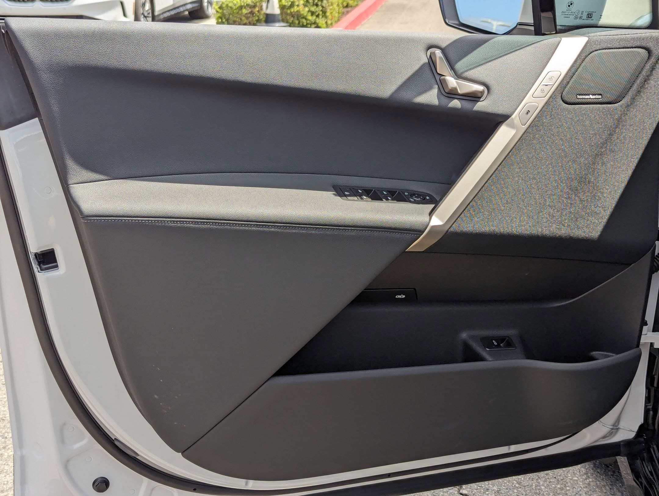 Vehicle photo 12