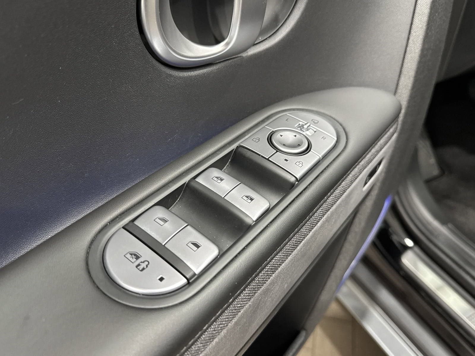 Vehicle photo 11