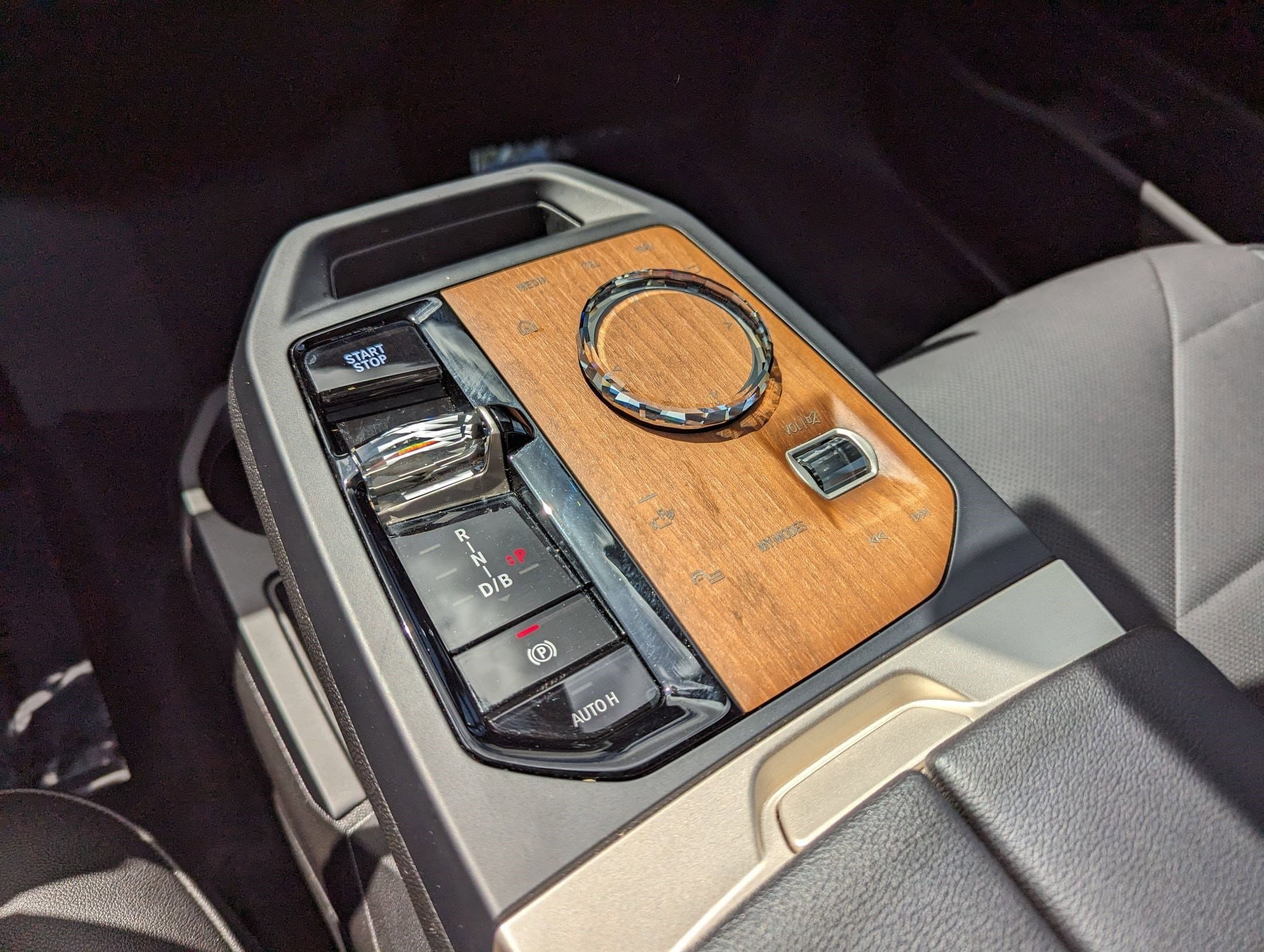 Vehicle photo 25