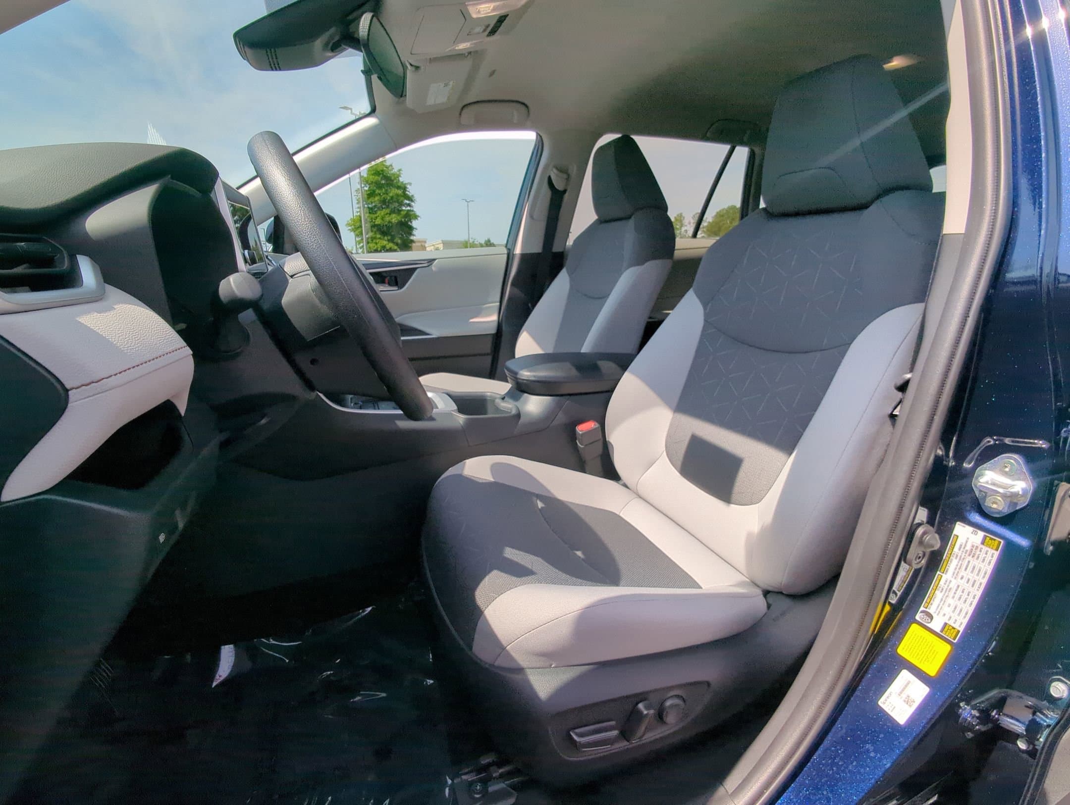 Vehicle photo 13