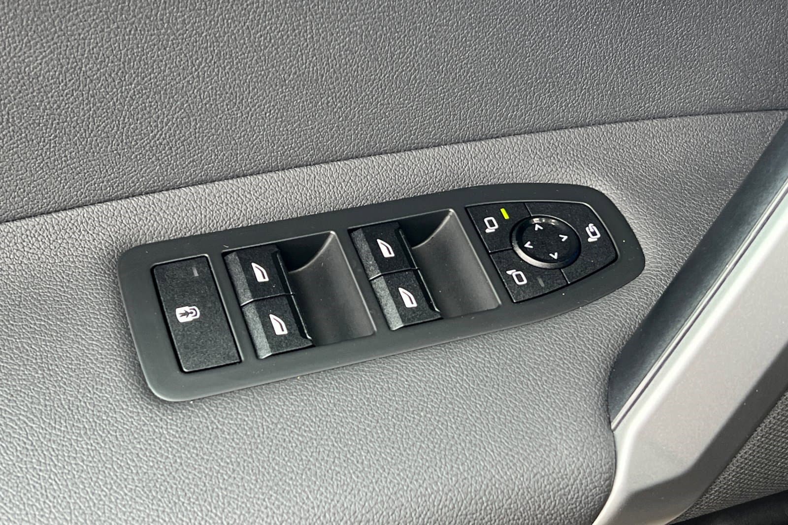 Vehicle photo 11