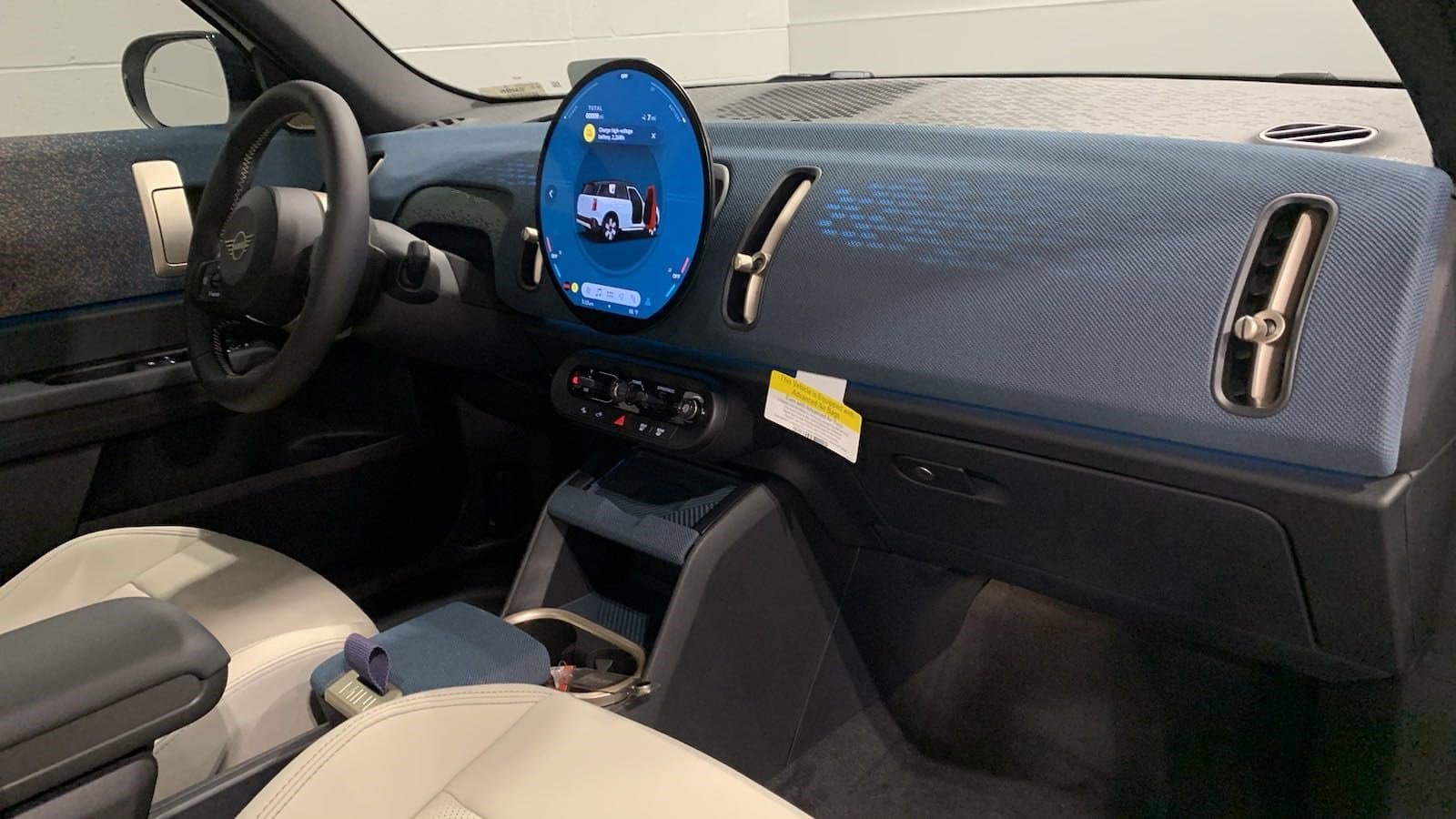 Vehicle photo 24