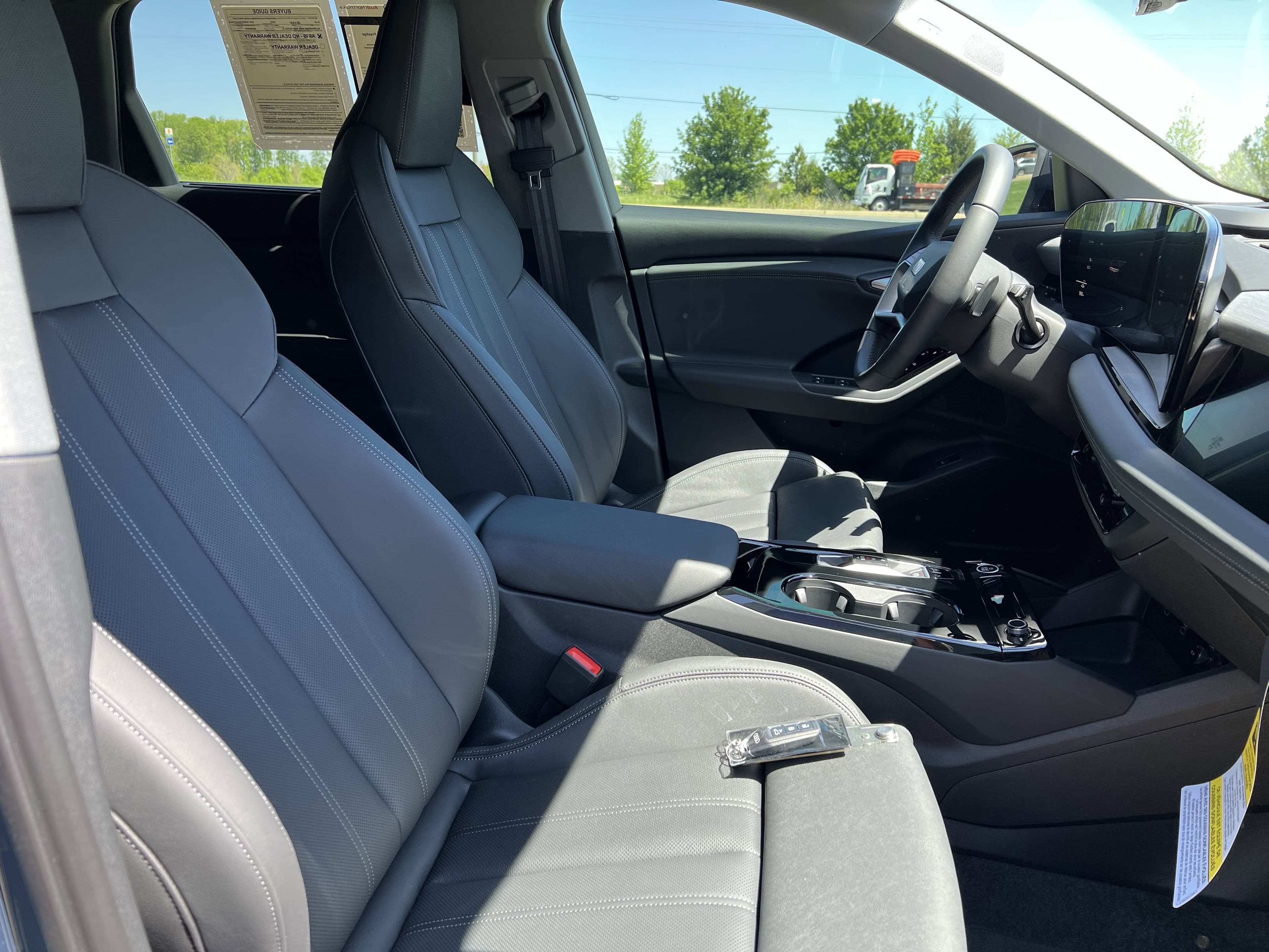Vehicle photo 33