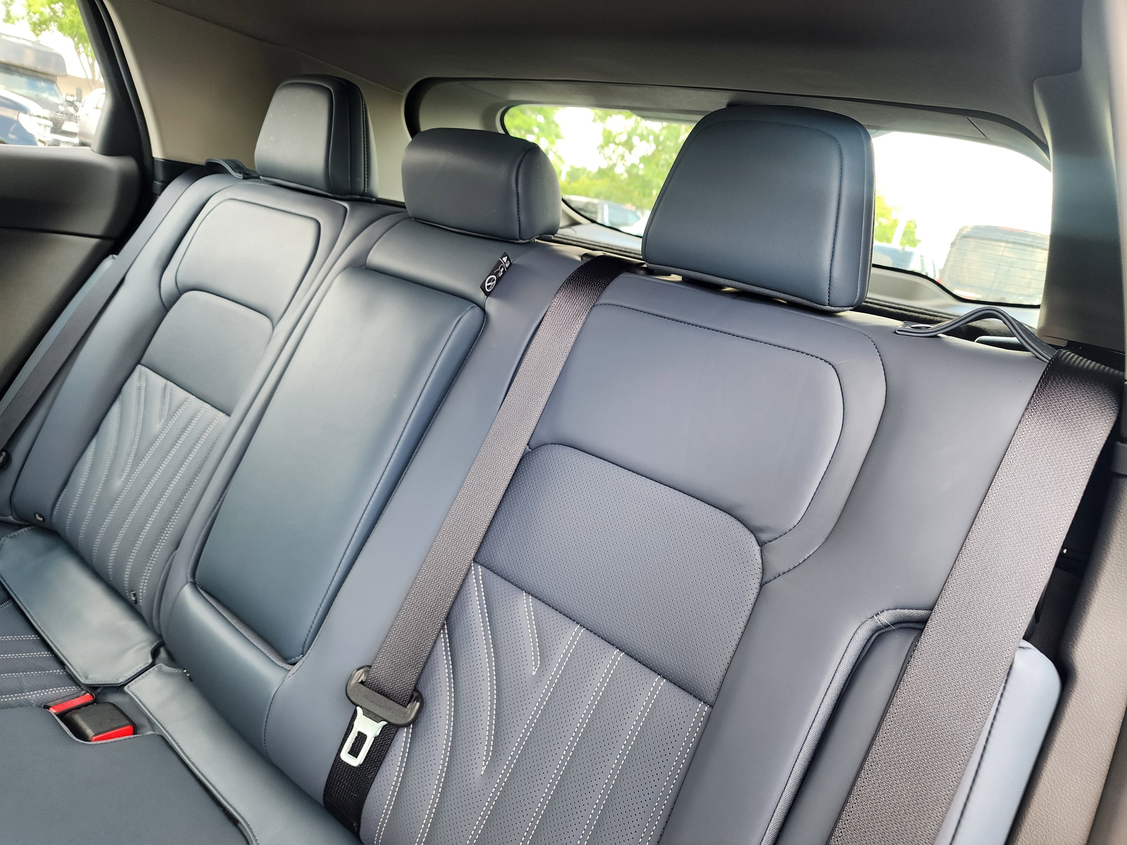 Vehicle photo 12