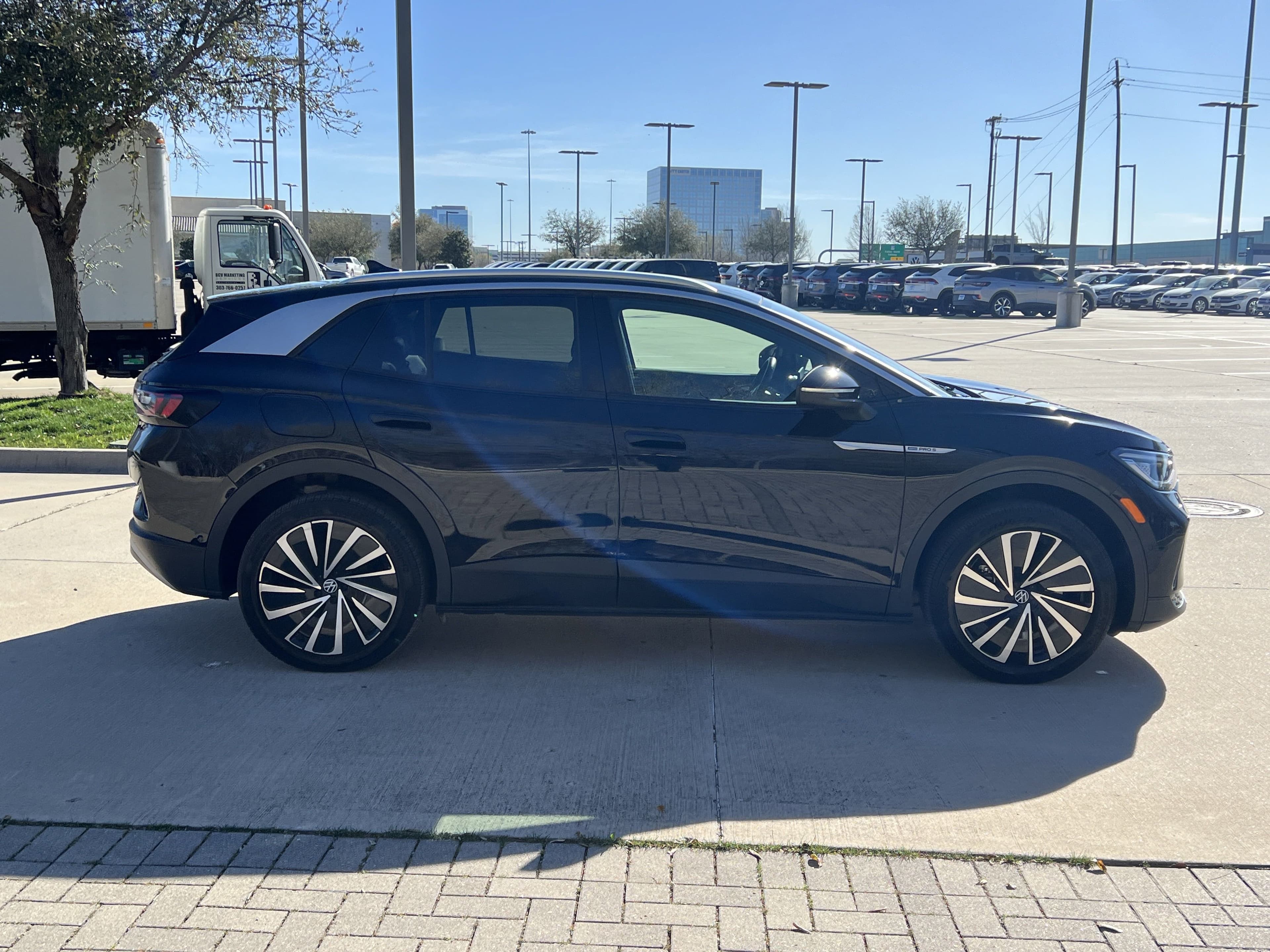 Vehicle photo 9