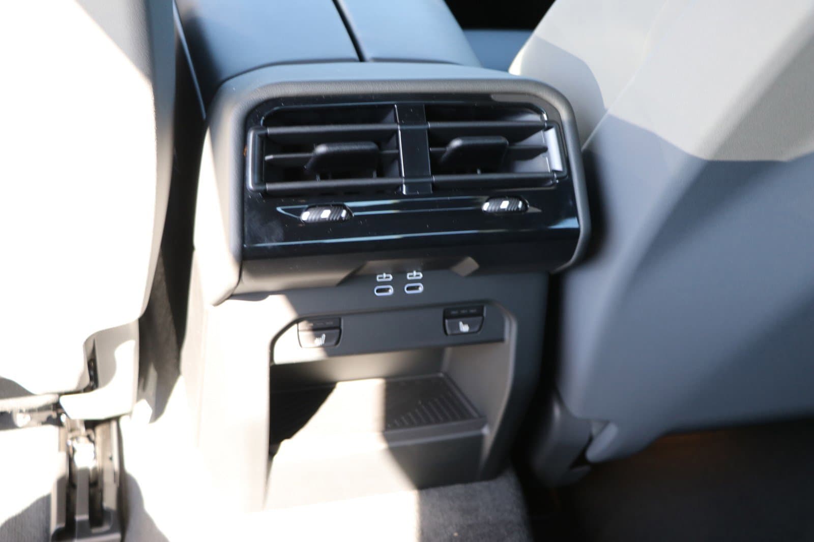 Vehicle photo 30
