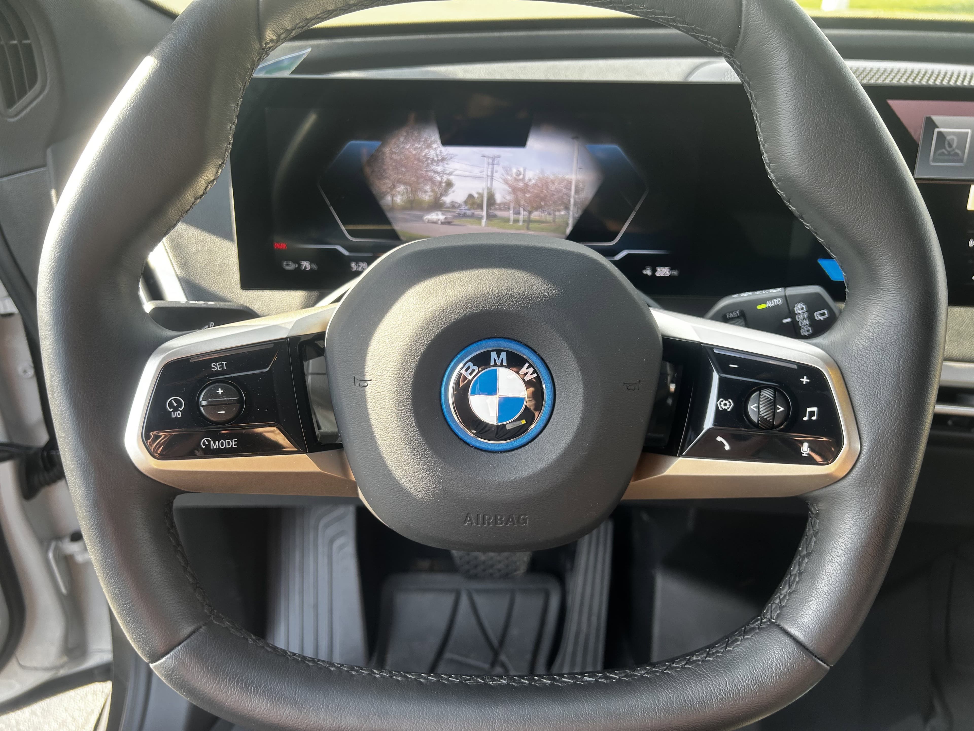 Vehicle photo 11