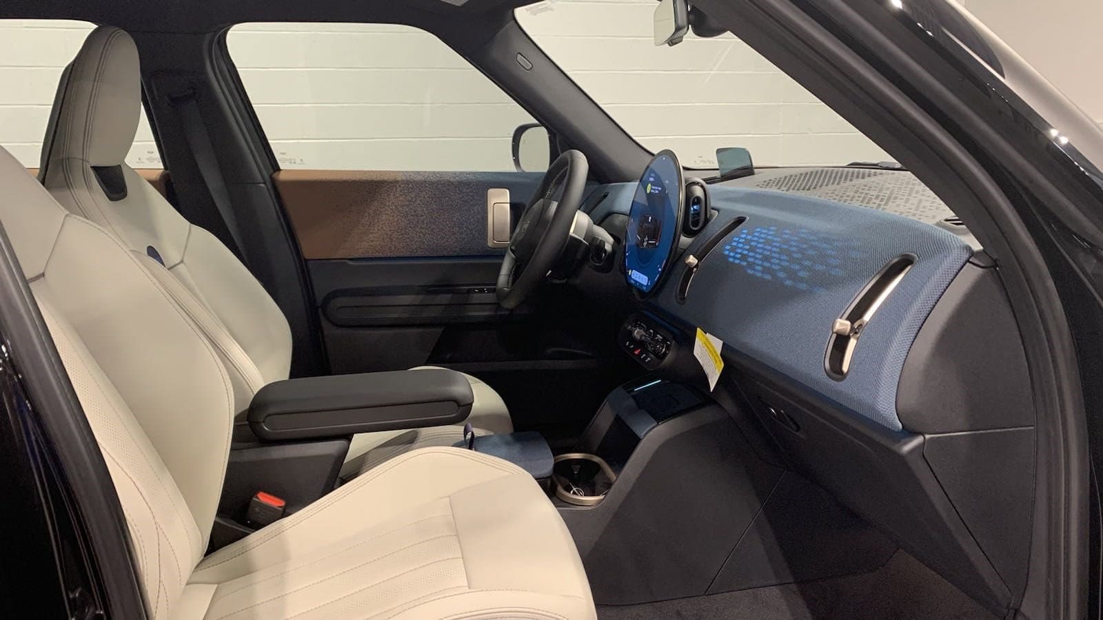 Vehicle photo 23