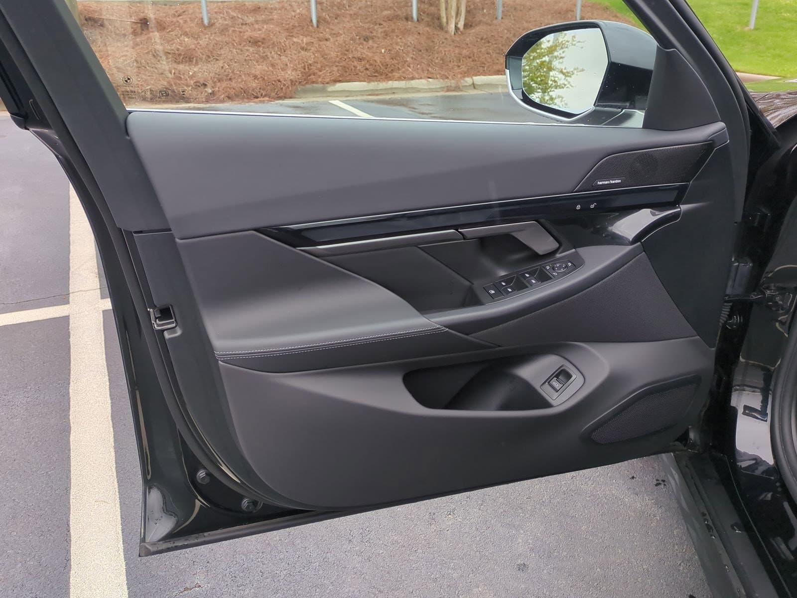 Vehicle photo 12