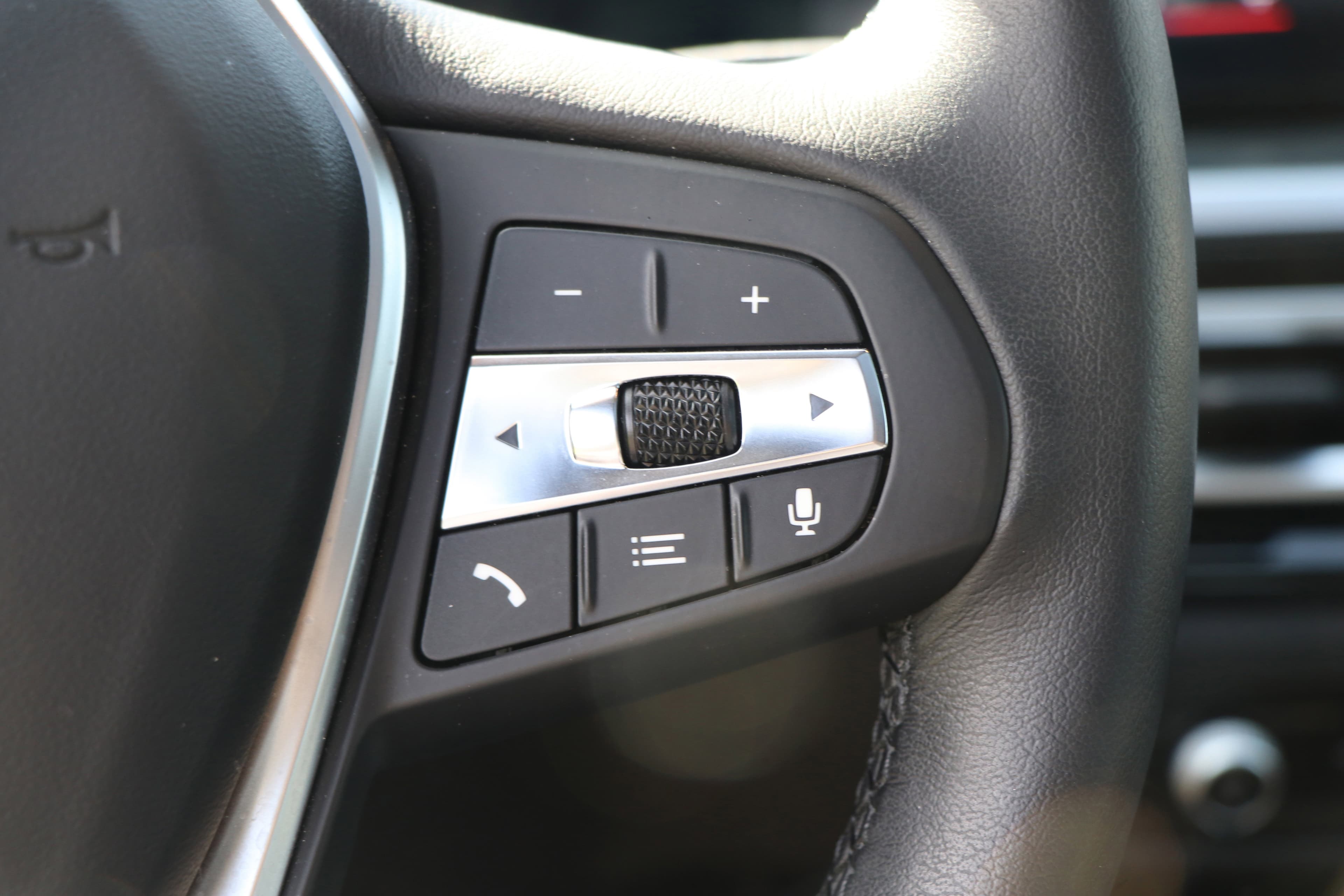 Vehicle photo 17