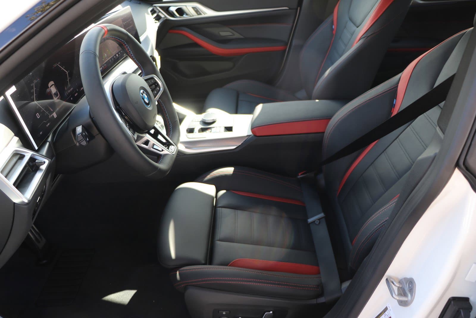 Vehicle photo 13