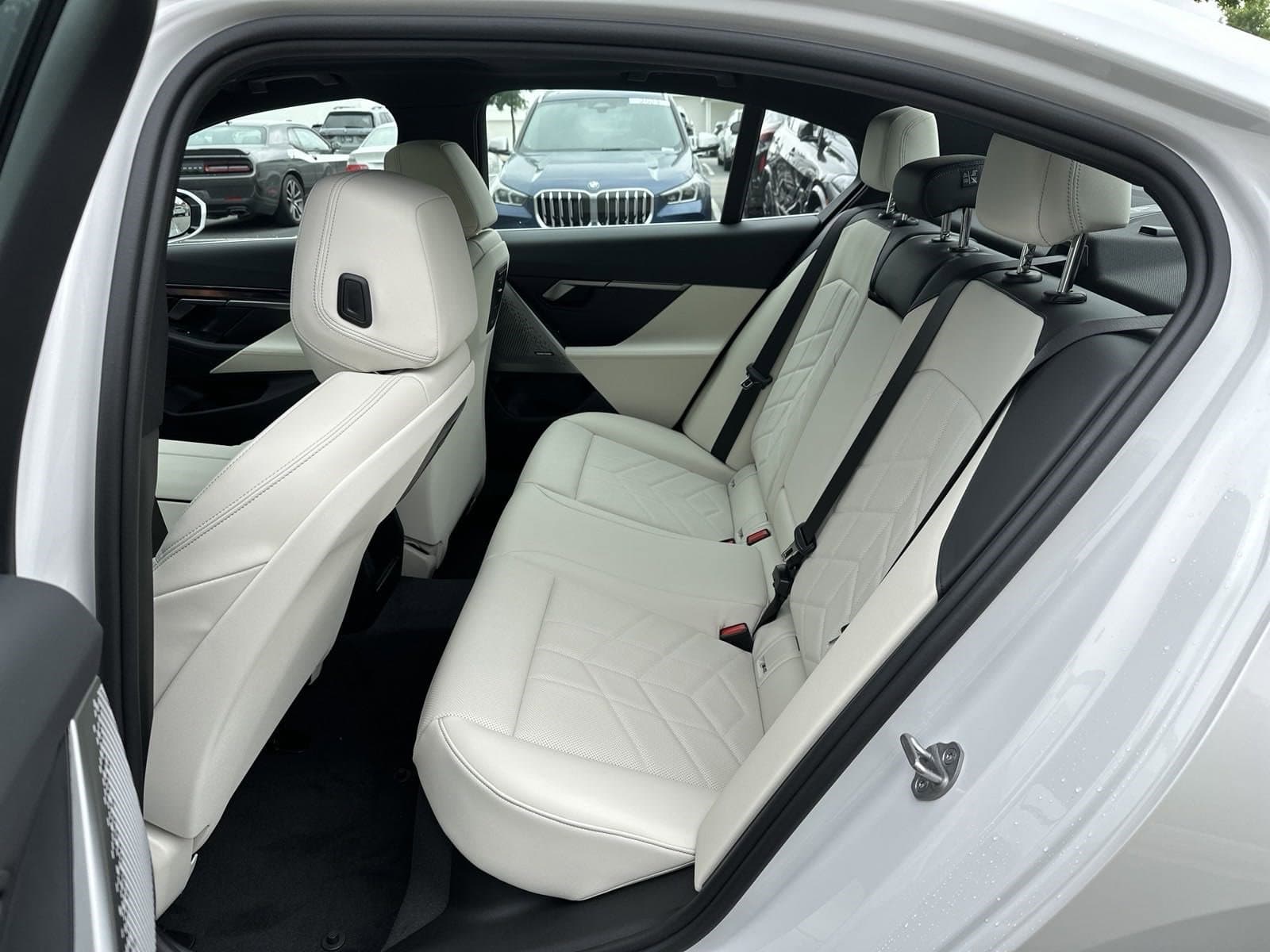 Vehicle photo 31