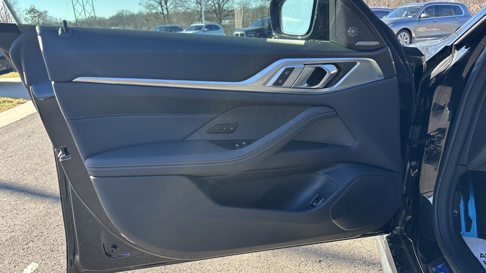 Vehicle photo 11