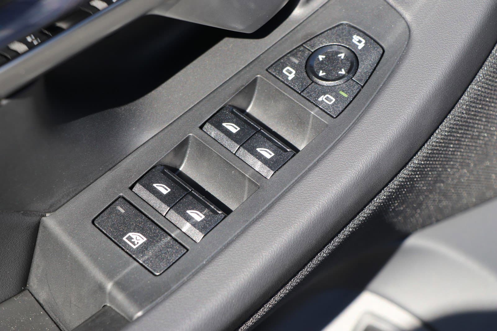 Vehicle photo 25