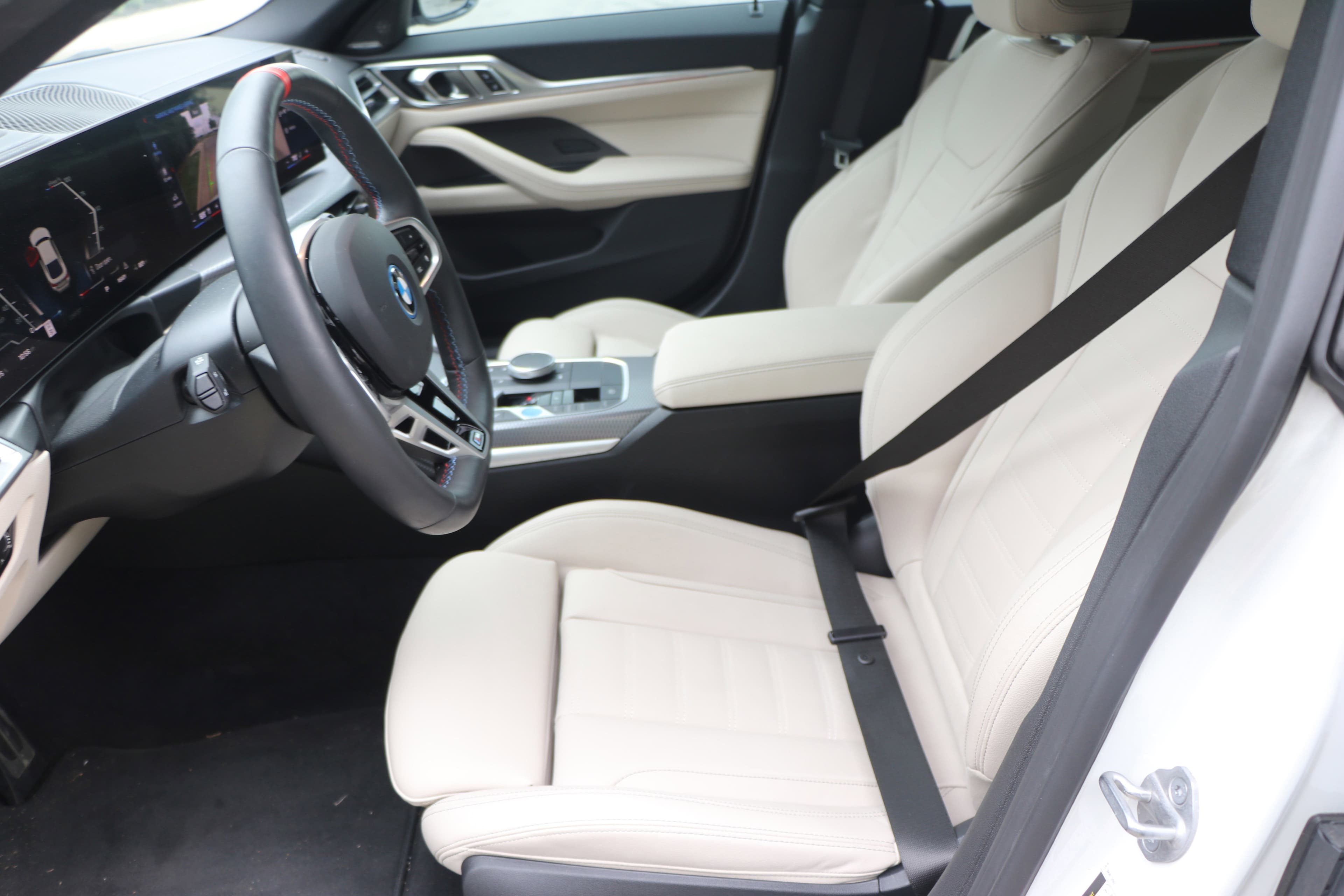 Vehicle photo 13