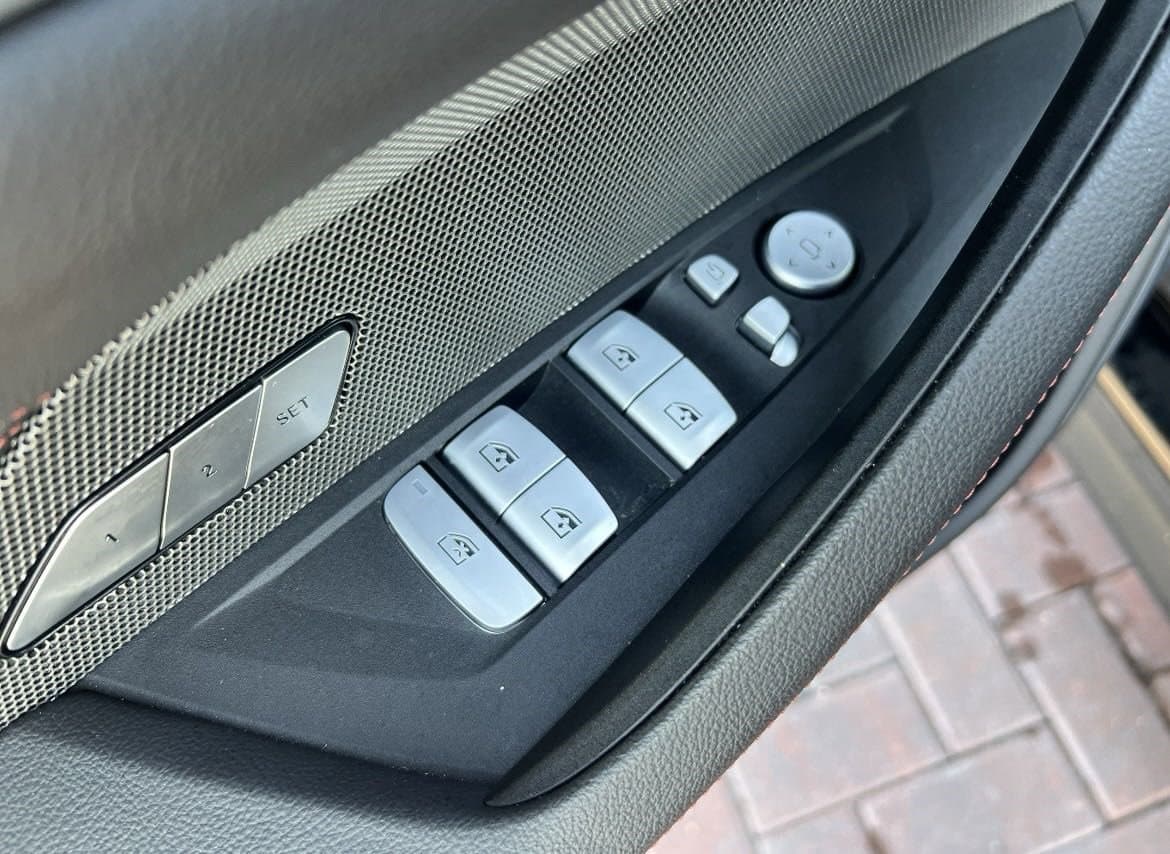 Vehicle photo 13