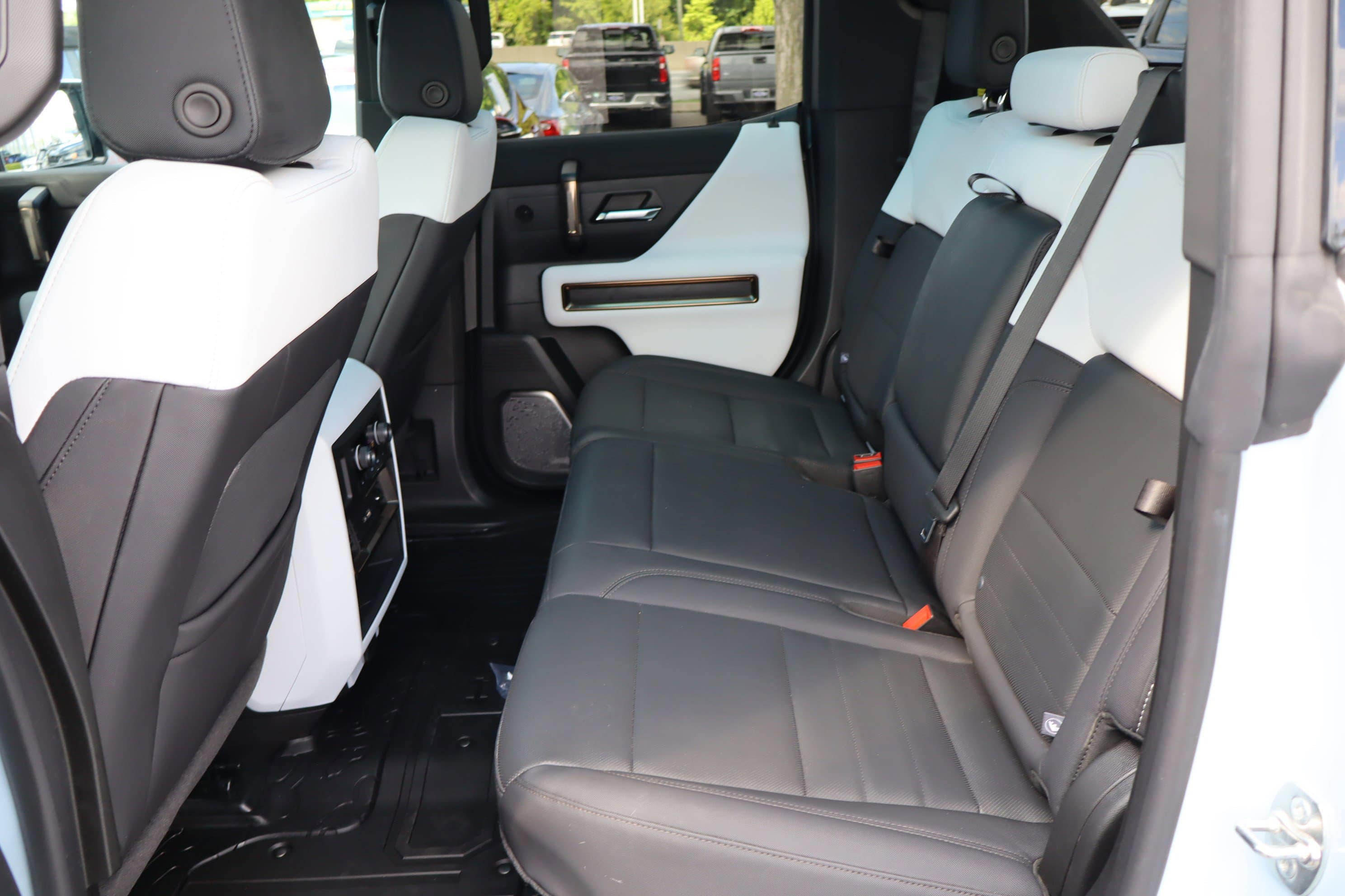 Vehicle photo 35