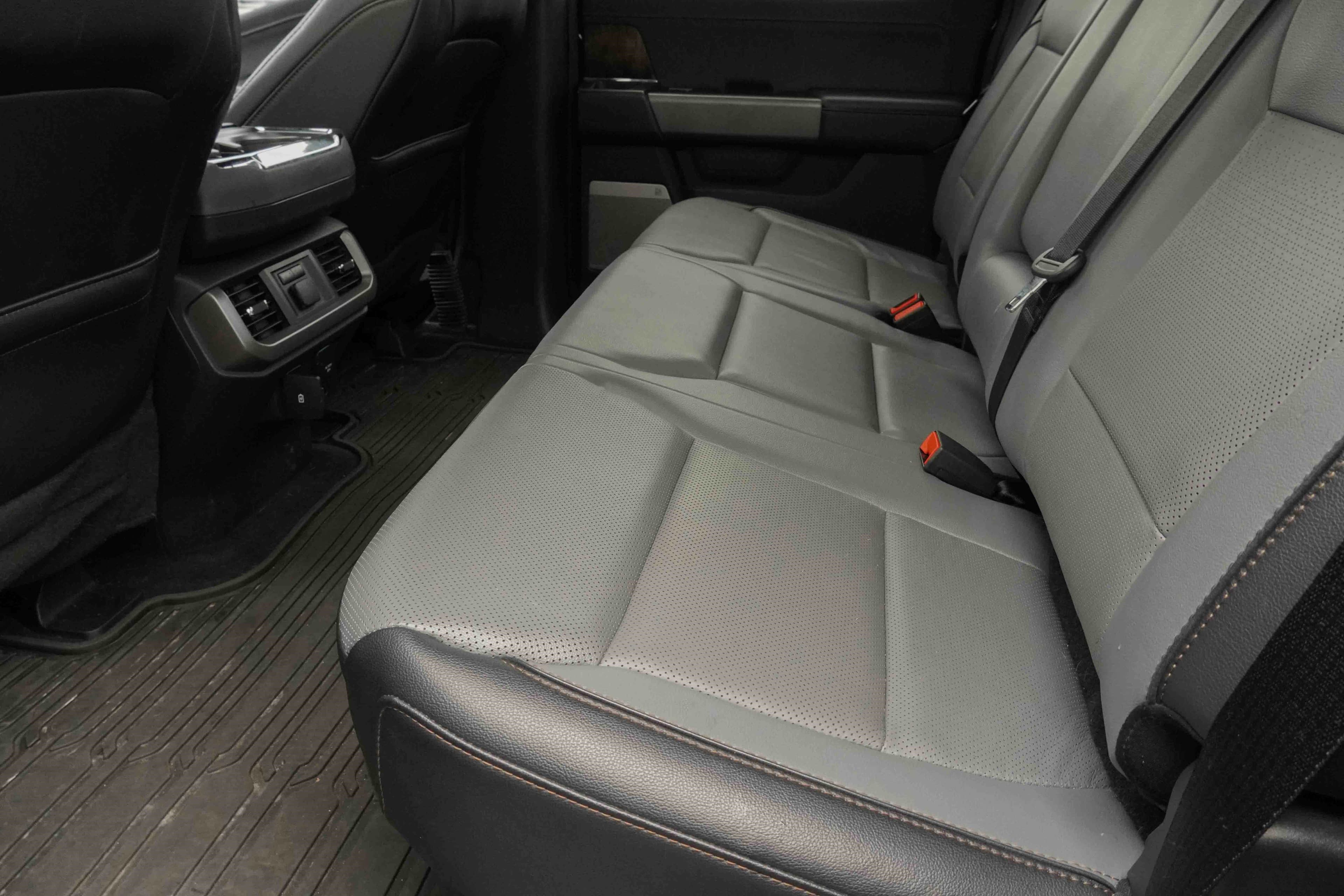 Vehicle photo 30