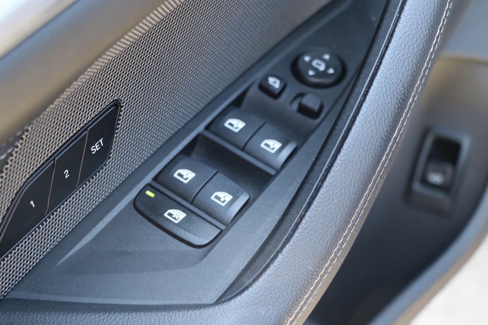 Vehicle photo 25