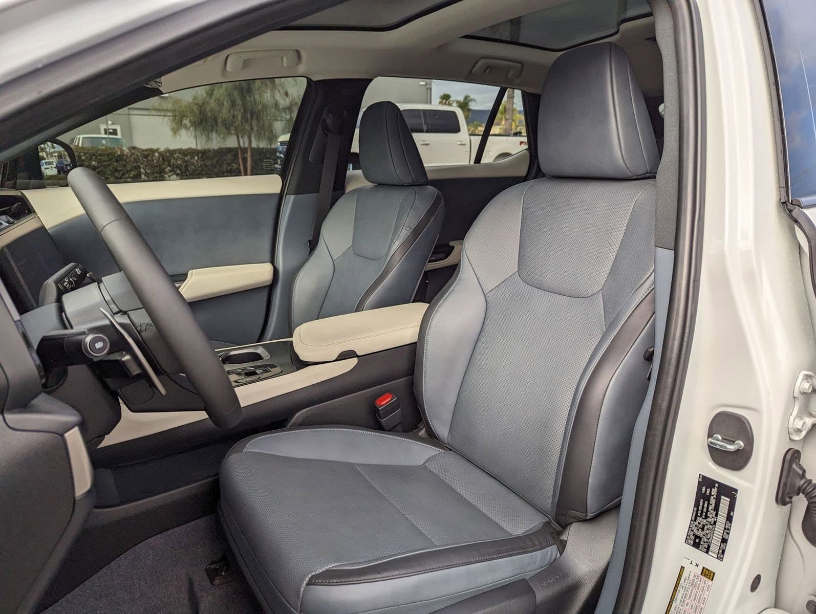 Vehicle photo 14