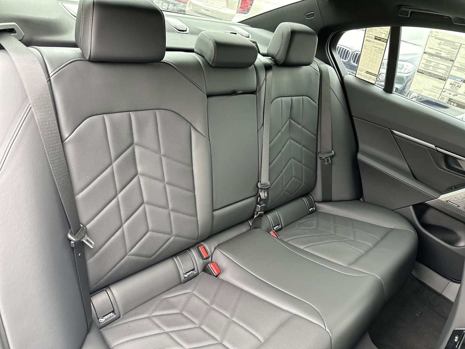 Vehicle photo 32